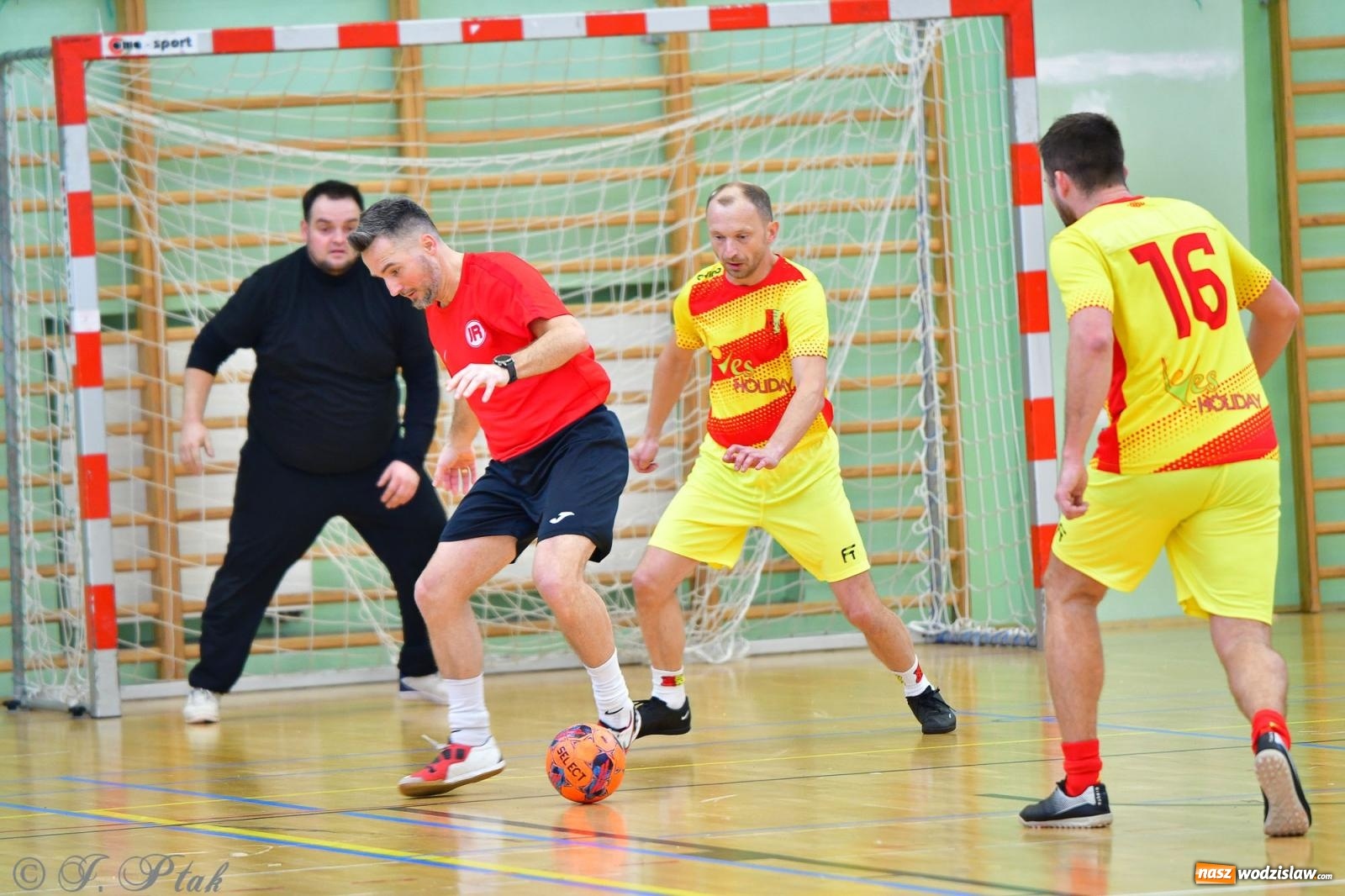 Zdjęcie w galerii na portalu naszwodzislaw.com: Rodzice młodych piłkarzy rywalizowali w hali OSiR Racibórz [FOTO] wiadomości z regionu