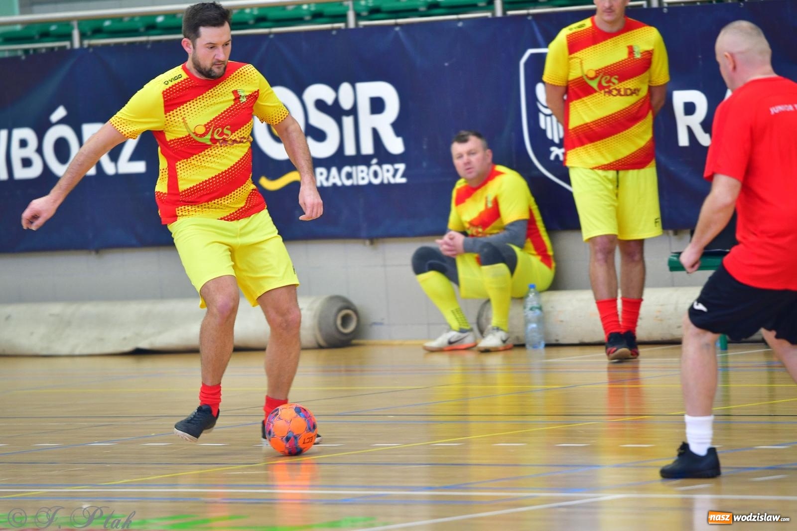 Zdjęcie w galerii na portalu naszwodzislaw.com: Rodzice młodych piłkarzy rywalizowali w hali OSiR Racibórz [FOTO] wiadomości z regionu