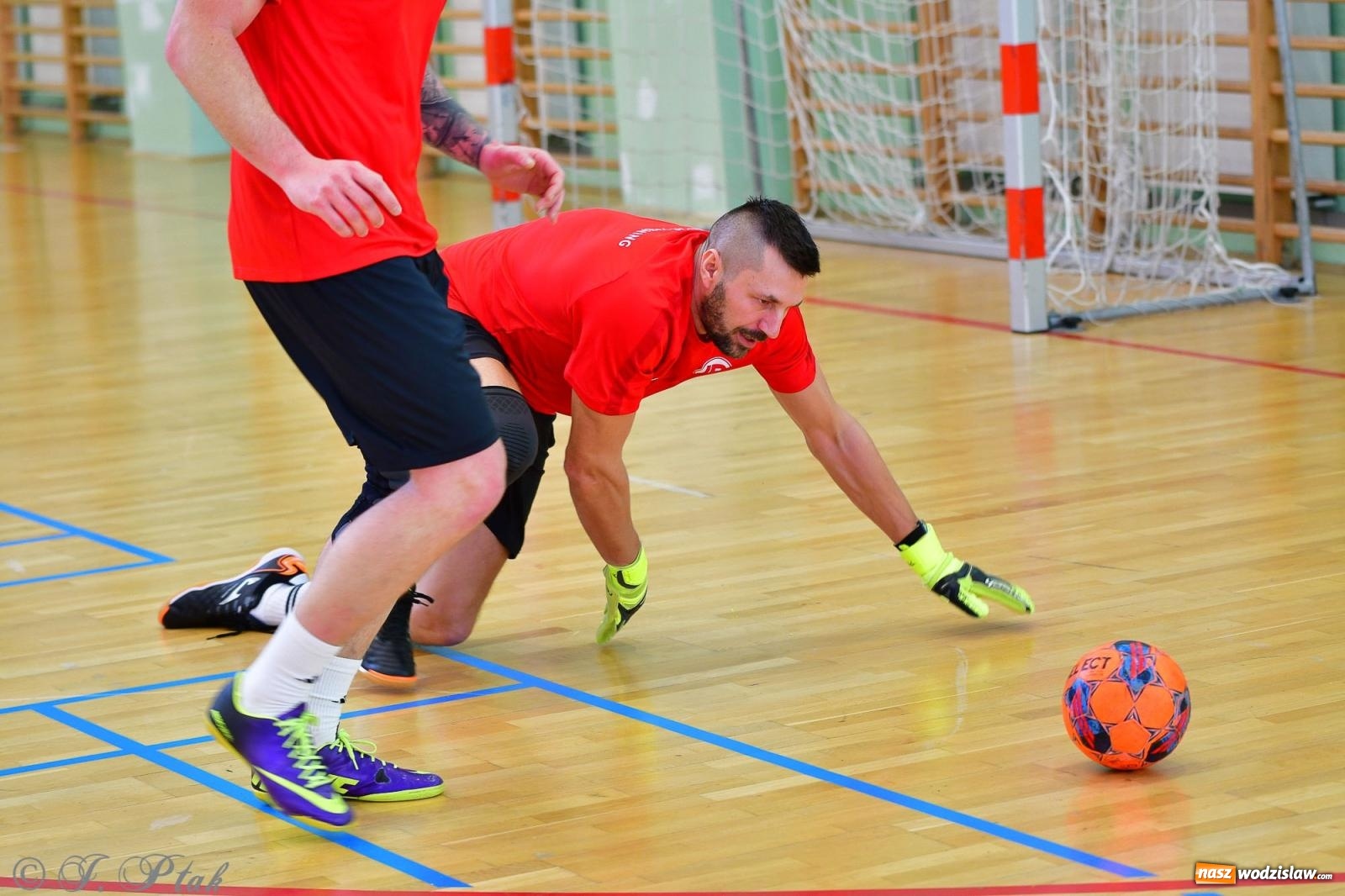 Zdjęcie w galerii na portalu naszwodzislaw.com: Rodzice młodych piłkarzy rywalizowali w hali OSiR Racibórz [FOTO] wiadomości z regionu