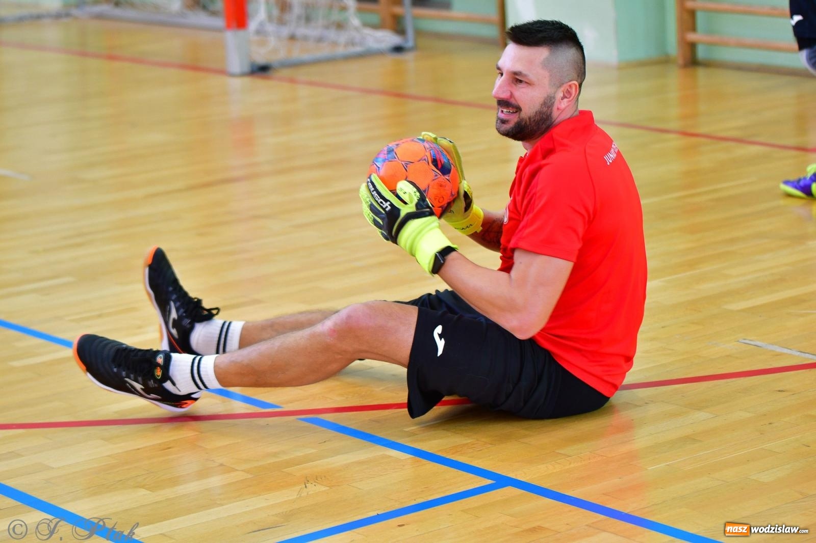 Zdjęcie w galerii na portalu naszwodzislaw.com: Rodzice młodych piłkarzy rywalizowali w hali OSiR Racibórz [FOTO] wiadomości z regionu