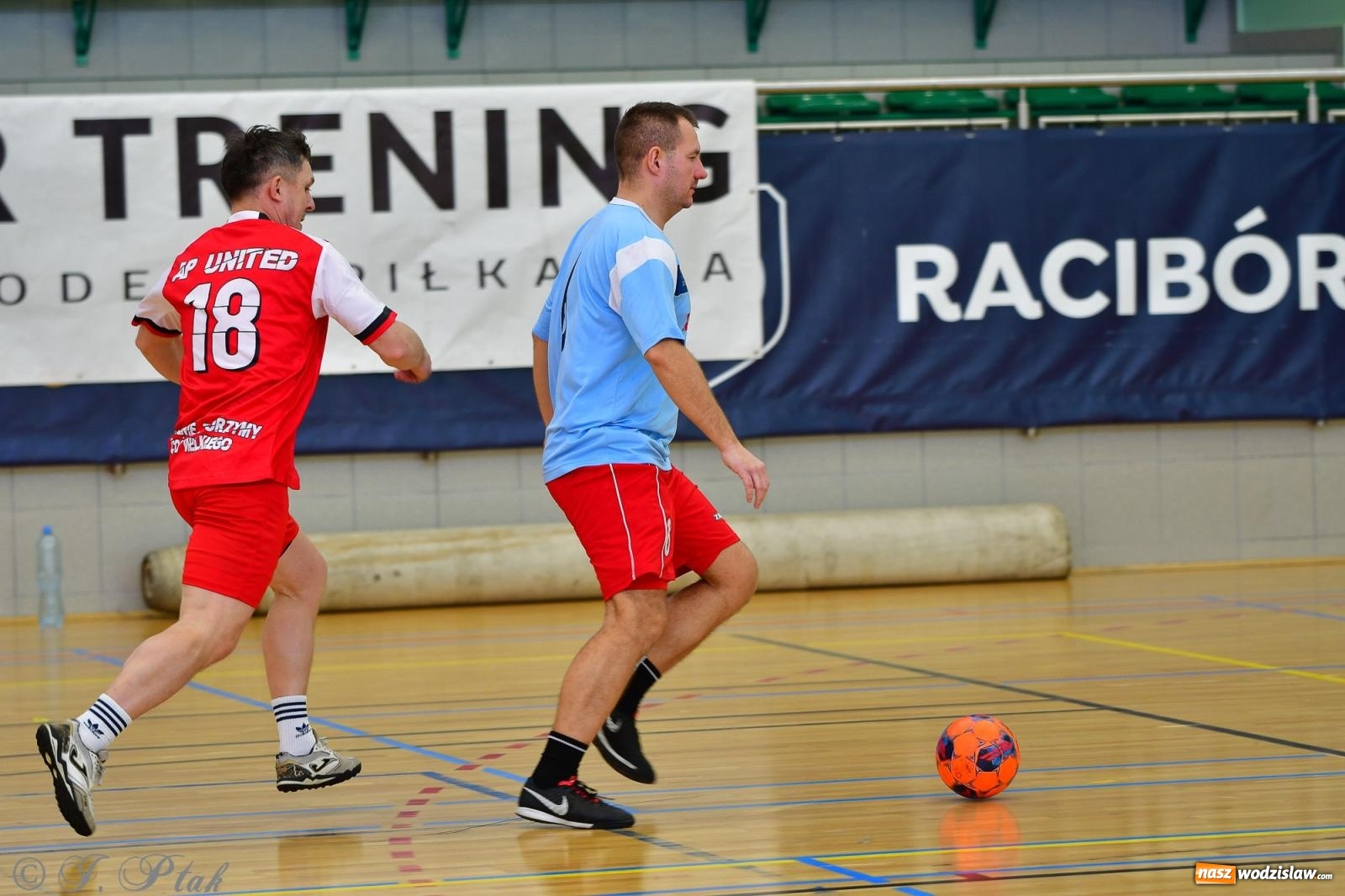 Zdjęcie w galerii na portalu naszwodzislaw.com: Rodzice młodych piłkarzy rywalizowali w hali OSiR Racibórz [FOTO] wiadomości z regionu