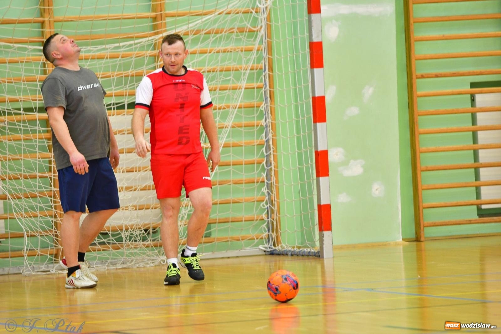 Zdjęcie w galerii na portalu naszwodzislaw.com: Rodzice młodych piłkarzy rywalizowali w hali OSiR Racibórz [FOTO] wiadomości z regionu