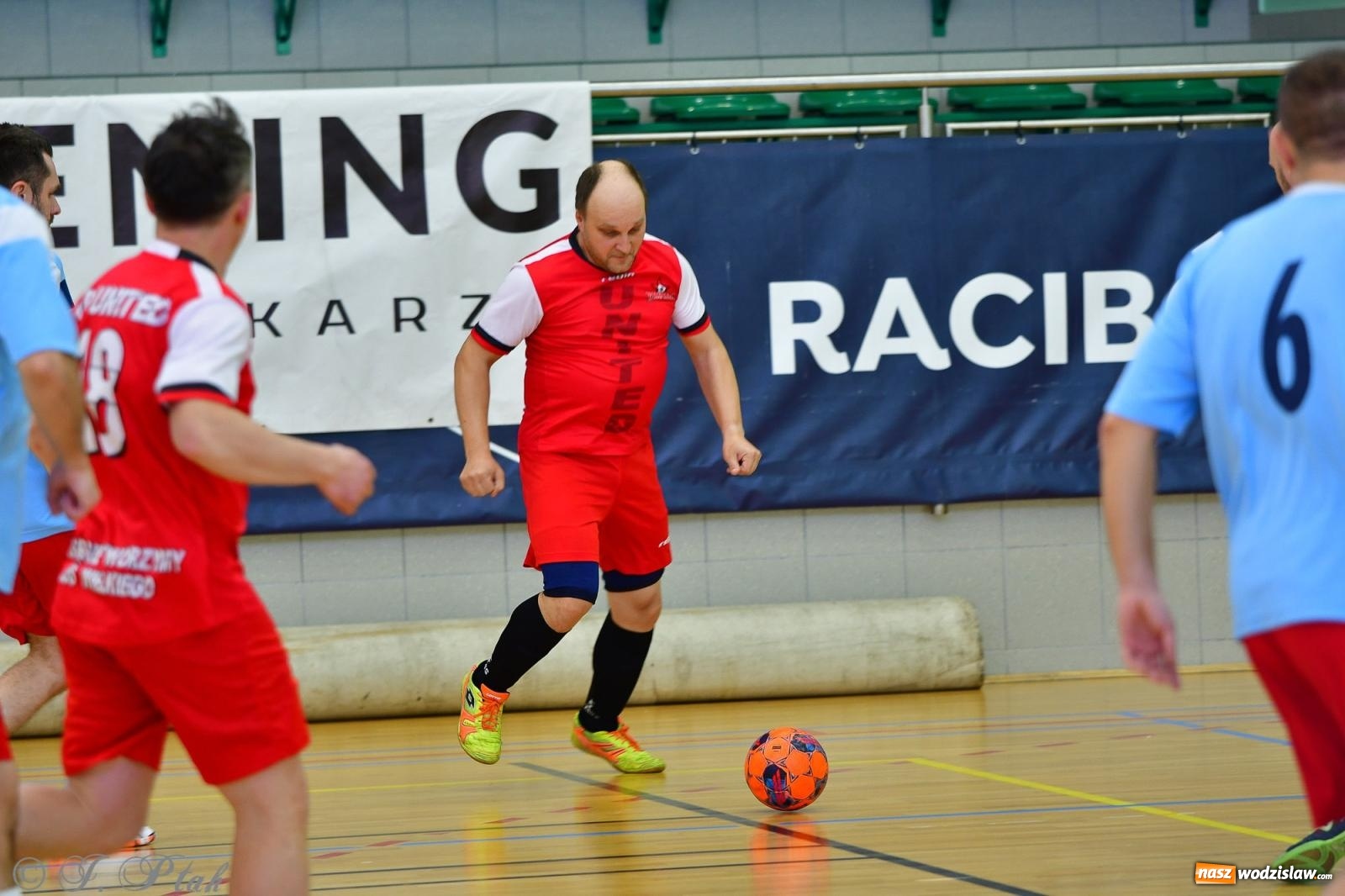 Zdjęcie w galerii na portalu naszwodzislaw.com: Rodzice młodych piłkarzy rywalizowali w hali OSiR Racibórz [FOTO] wiadomości z regionu