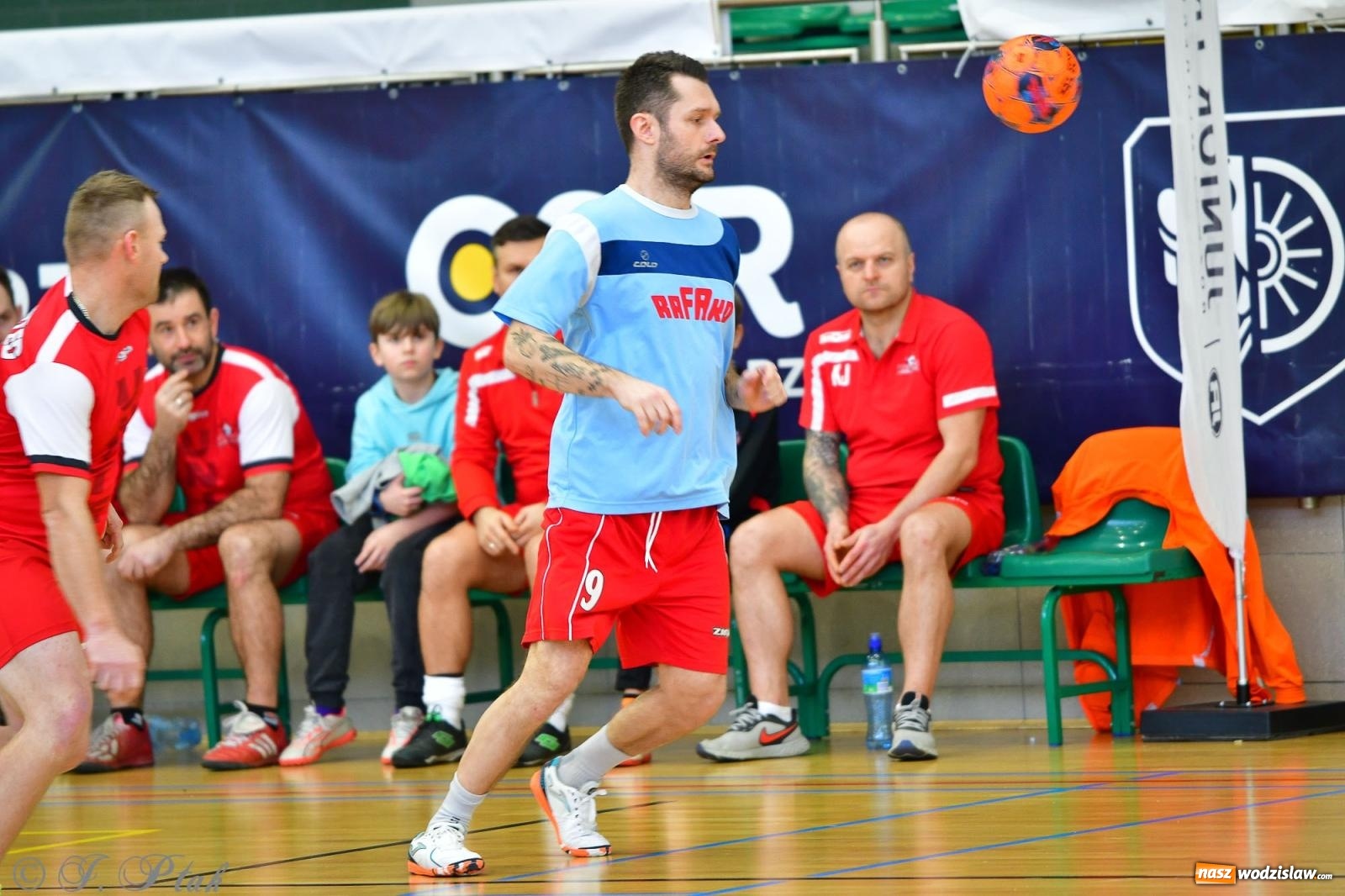 Zdjęcie w galerii na portalu naszwodzislaw.com: Rodzice młodych piłkarzy rywalizowali w hali OSiR Racibórz [FOTO] wiadomości z regionu