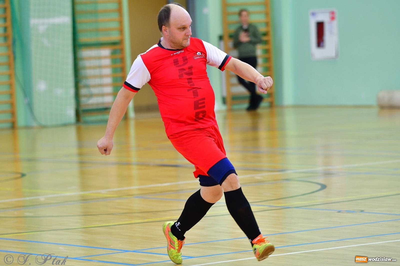 Zdjęcie w galerii na portalu naszwodzislaw.com: Rodzice młodych piłkarzy rywalizowali w hali OSiR Racibórz [FOTO] wiadomości z regionu