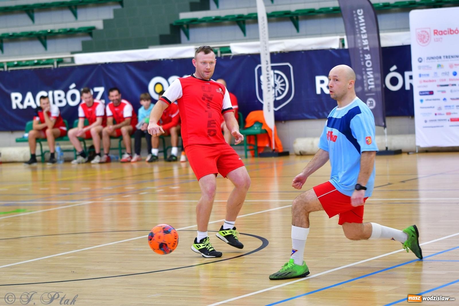 Zdjęcie w galerii na portalu naszwodzislaw.com: Rodzice młodych piłkarzy rywalizowali w hali OSiR Racibórz [FOTO] wiadomości z regionu