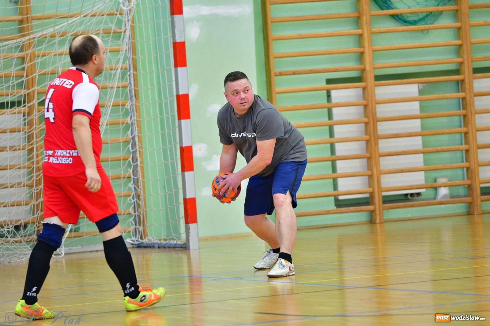 Zdjęcie w galerii na portalu naszwodzislaw.com: Rodzice młodych piłkarzy rywalizowali w hali OSiR Racibórz [FOTO] wiadomości z regionu