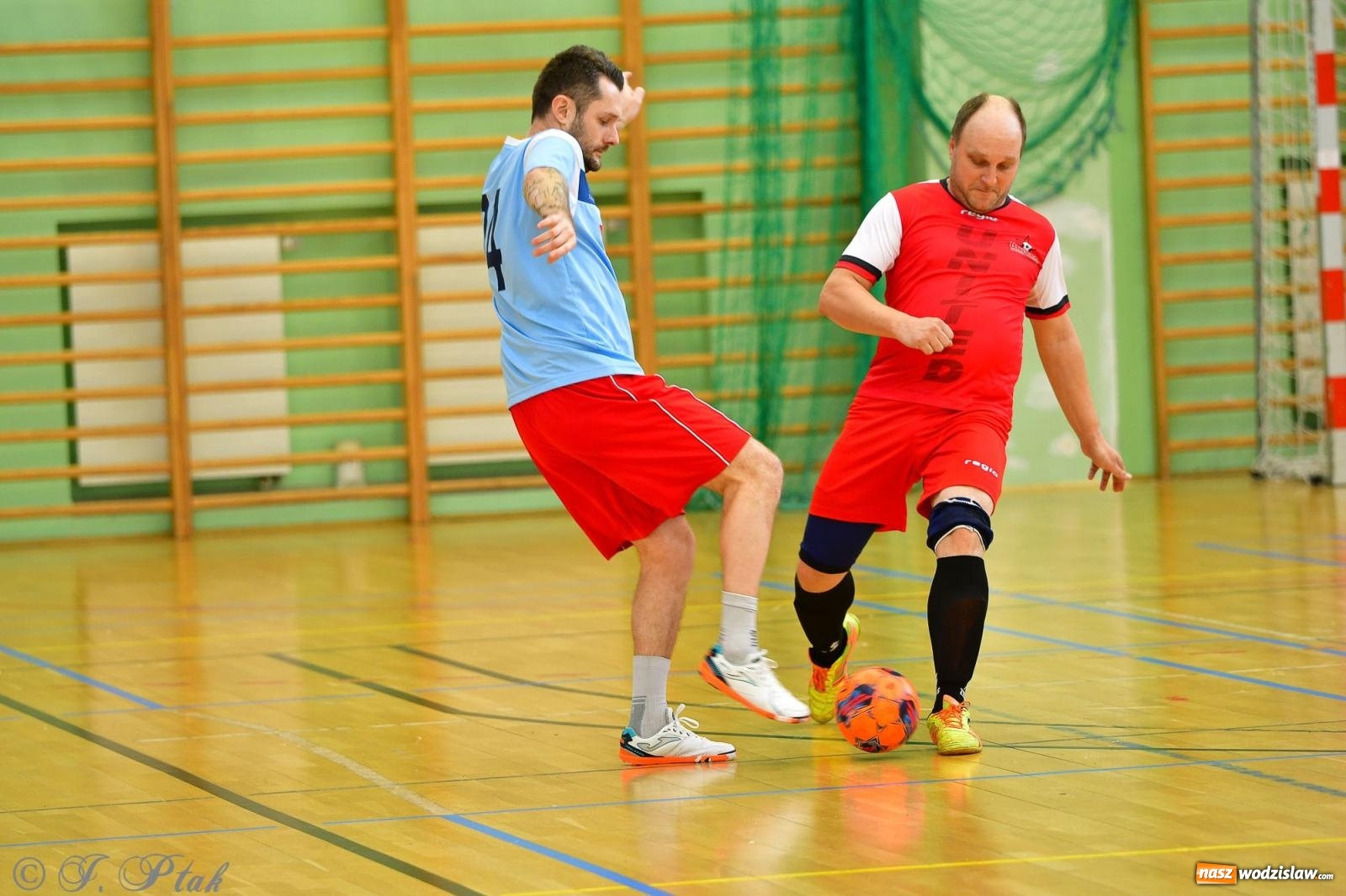 Zdjęcie w galerii na portalu naszwodzislaw.com: Rodzice młodych piłkarzy rywalizowali w hali OSiR Racibórz [FOTO] wiadomości z regionu