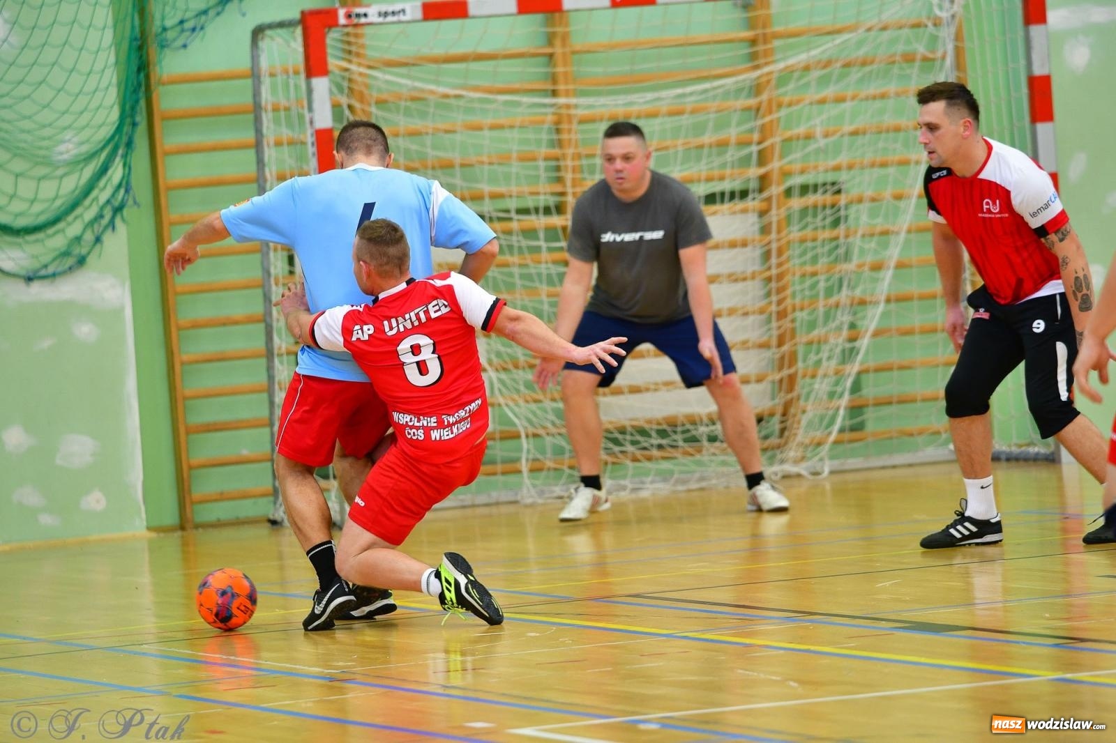 Zdjęcie w galerii na portalu naszwodzislaw.com: Rodzice młodych piłkarzy rywalizowali w hali OSiR Racibórz [FOTO] wiadomości z regionu