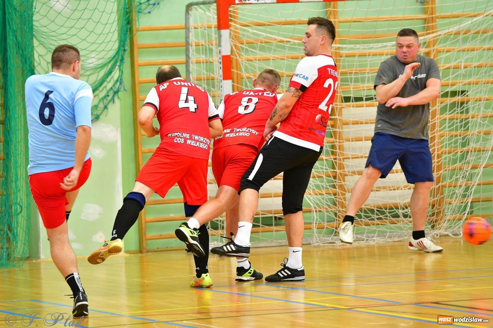 Zdjęcie w galerii na portalu naszwodzislaw.com: Rodzice młodych piłkarzy rywalizowali w hali OSiR Racibórz [FOTO] wiadomości z regionu