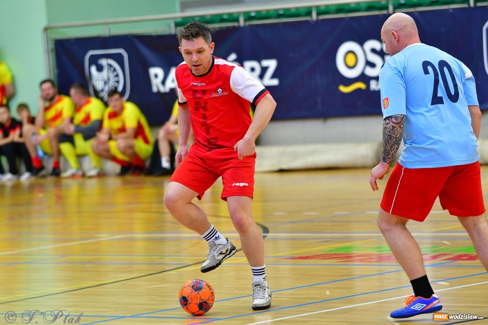 Zdjęcie w galerii na portalu naszwodzislaw.com: Rodzice młodych piłkarzy rywalizowali w hali OSiR Racibórz [FOTO] wiadomości z regionu