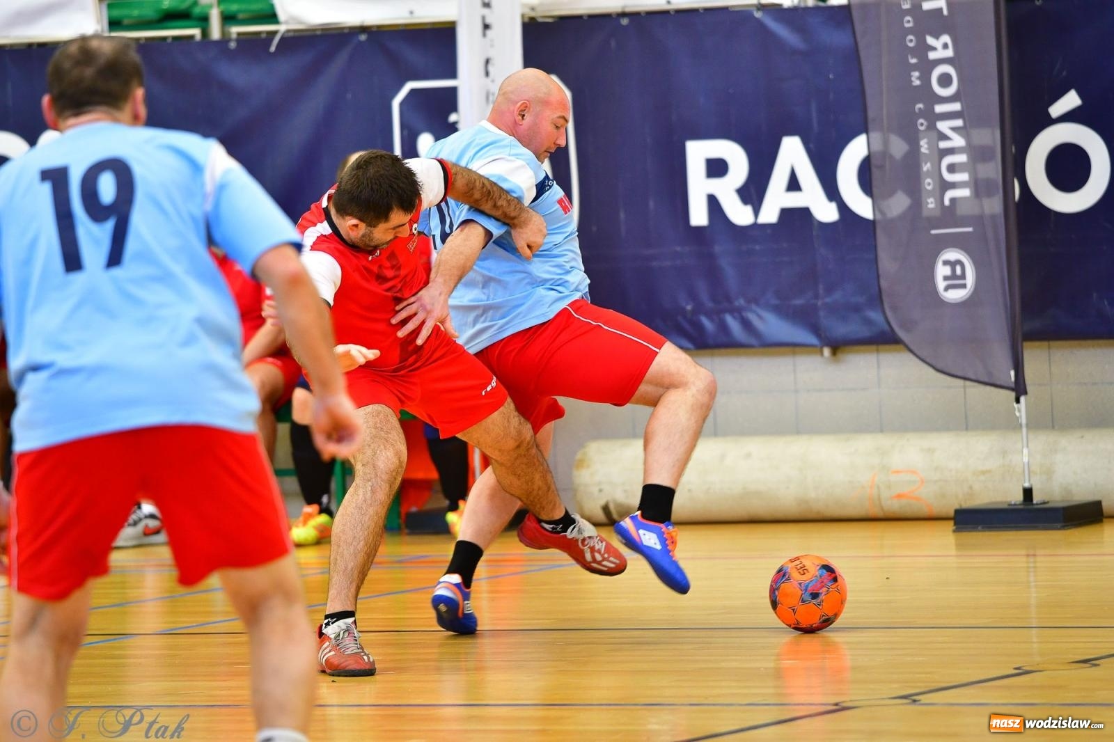 Zdjęcie w galerii na portalu naszwodzislaw.com: Rodzice młodych piłkarzy rywalizowali w hali OSiR Racibórz [FOTO] wiadomości z regionu