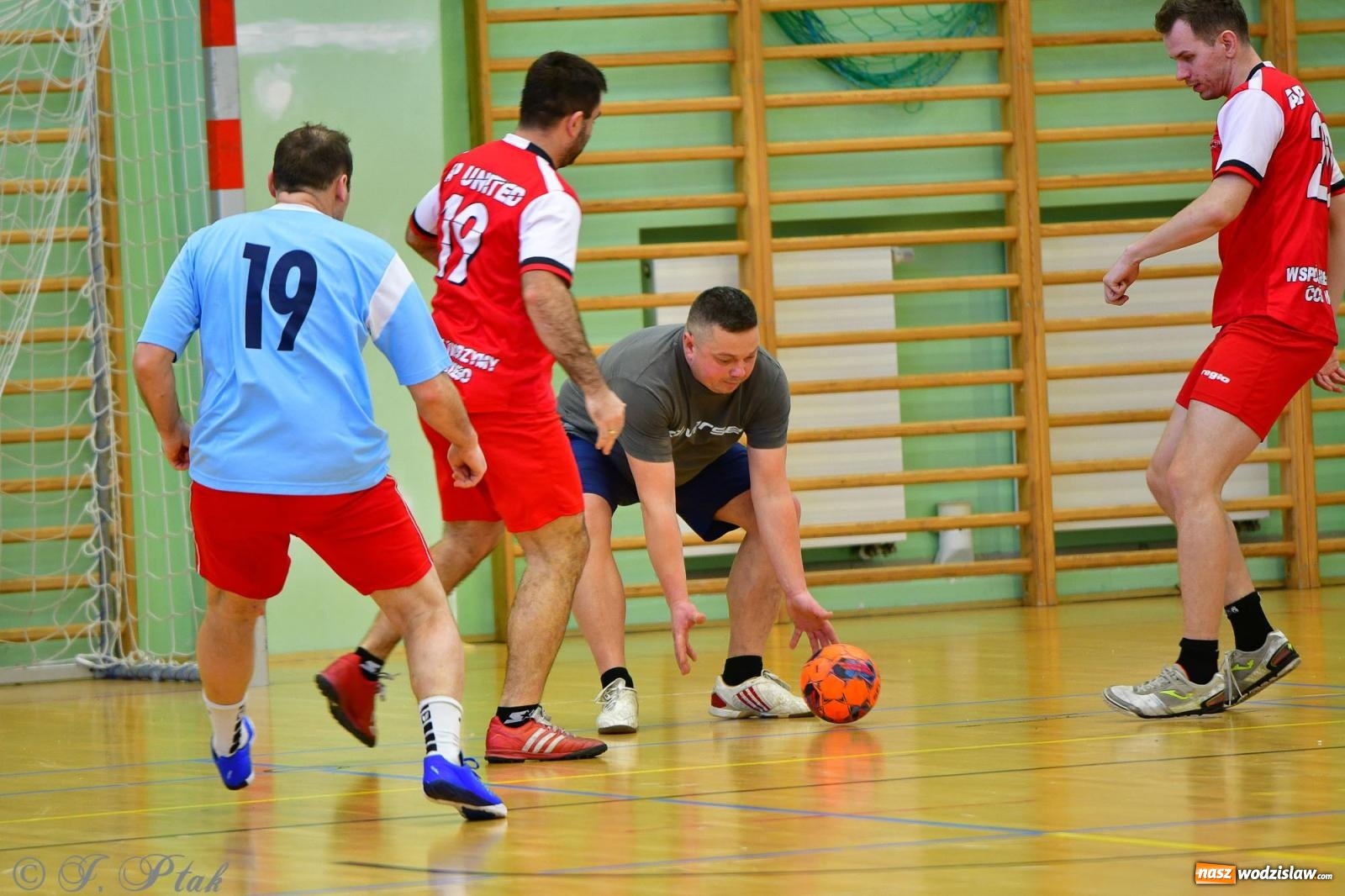 Zdjęcie w galerii na portalu naszwodzislaw.com: Rodzice młodych piłkarzy rywalizowali w hali OSiR Racibórz [FOTO] wiadomości z regionu