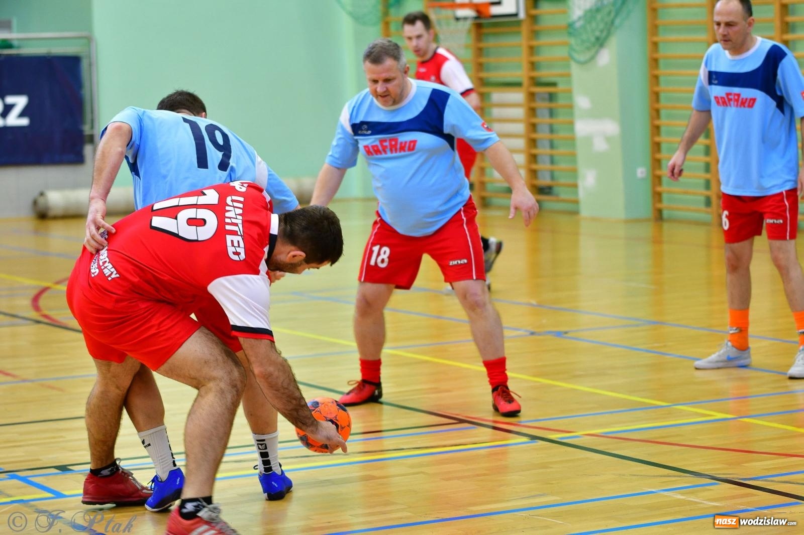 Zdjęcie w galerii na portalu naszwodzislaw.com: Rodzice młodych piłkarzy rywalizowali w hali OSiR Racibórz [FOTO] wiadomości z regionu