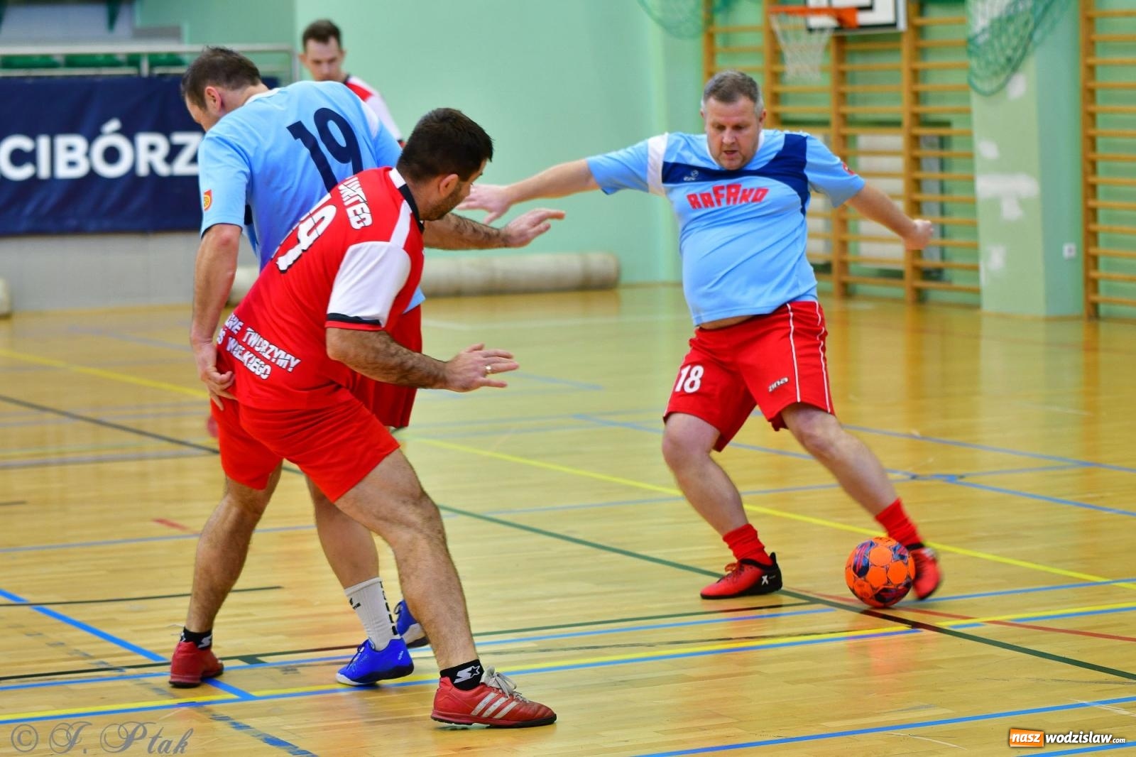 Zdjęcie w galerii na portalu naszwodzislaw.com: Rodzice młodych piłkarzy rywalizowali w hali OSiR Racibórz [FOTO] wiadomości z regionu