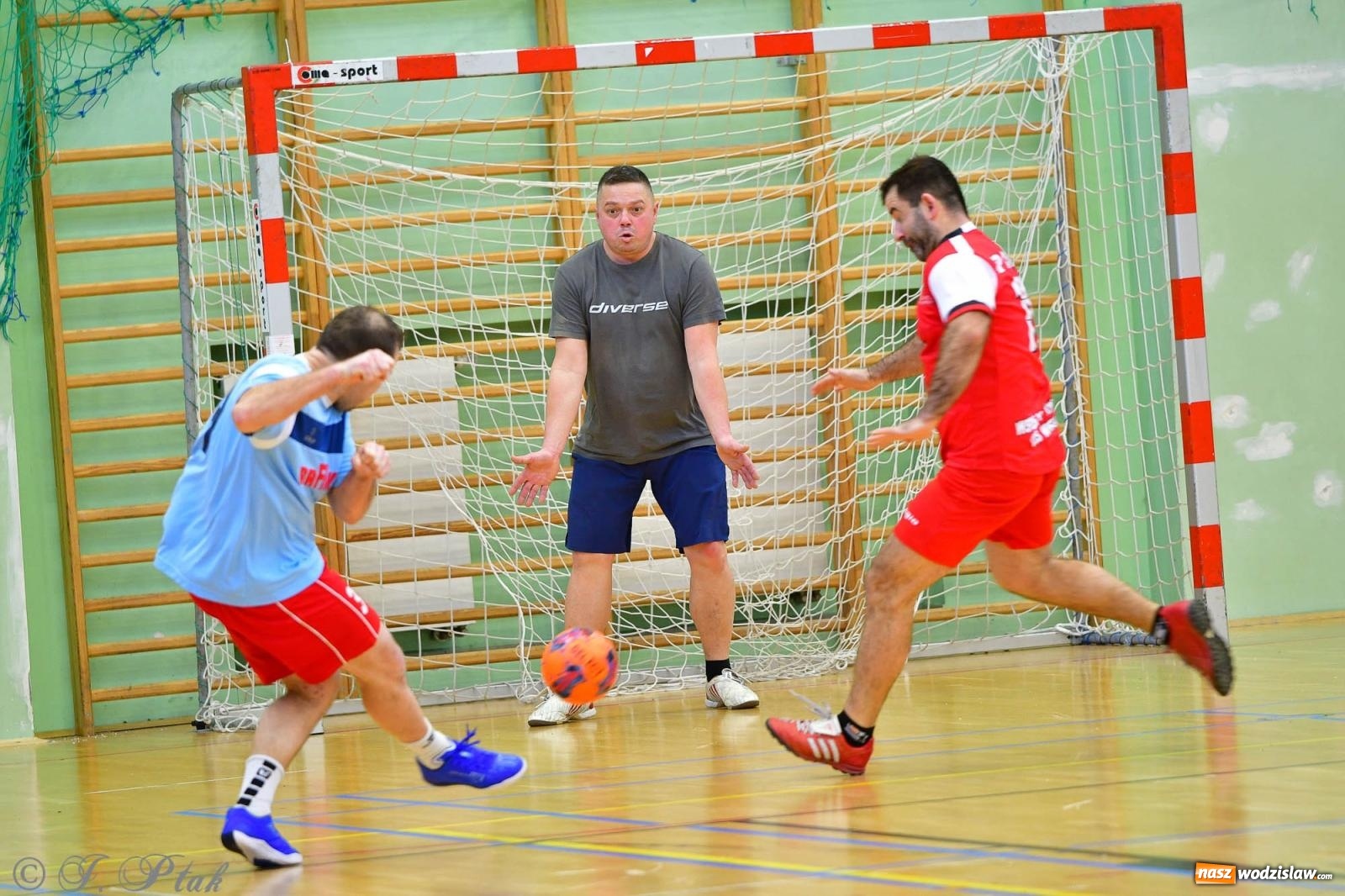 Zdjęcie w galerii na portalu naszwodzislaw.com: Rodzice młodych piłkarzy rywalizowali w hali OSiR Racibórz [FOTO] wiadomości z regionu