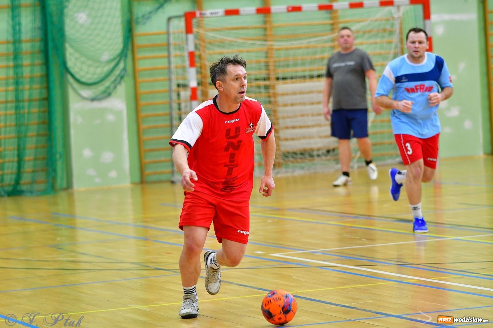 Zdjęcie w galerii na portalu naszwodzislaw.com: Rodzice młodych piłkarzy rywalizowali w hali OSiR Racibórz [FOTO] wiadomości z regionu