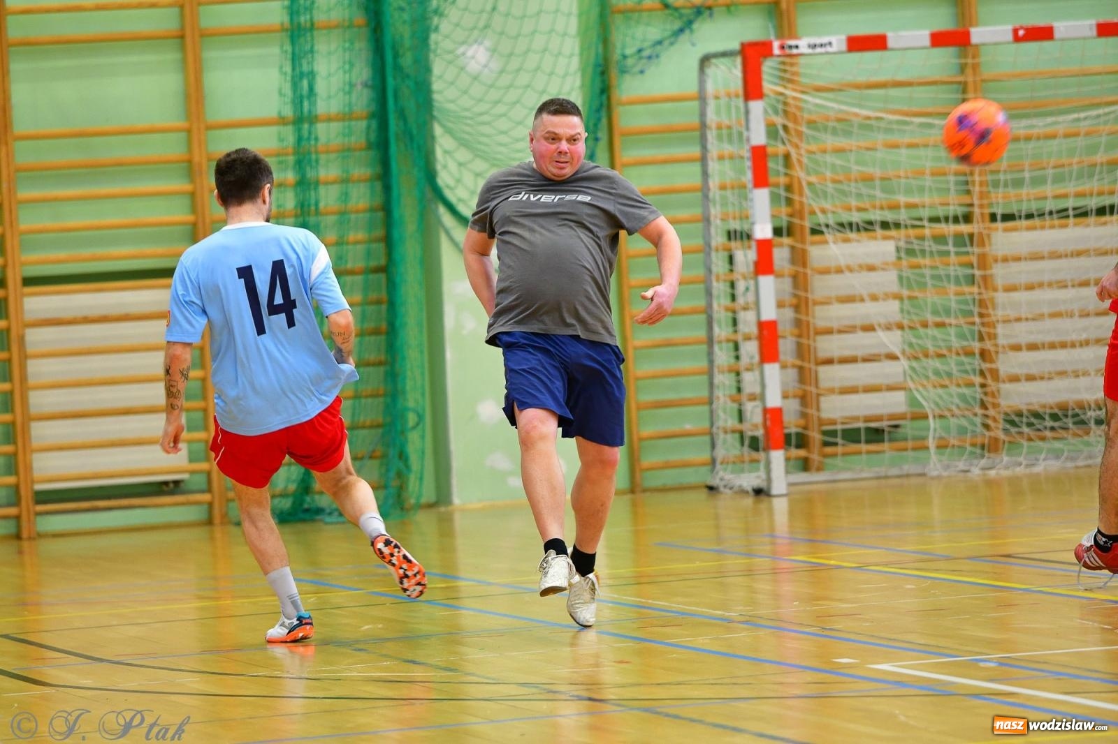Zdjęcie w galerii na portalu naszwodzislaw.com: Rodzice młodych piłkarzy rywalizowali w hali OSiR Racibórz [FOTO] wiadomości z regionu