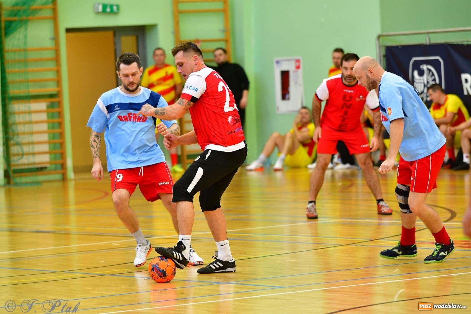 Zdjęcie w galerii na portalu naszwodzislaw.com: Rodzice młodych piłkarzy rywalizowali w hali OSiR Racibórz [FOTO] wiadomości z regionu