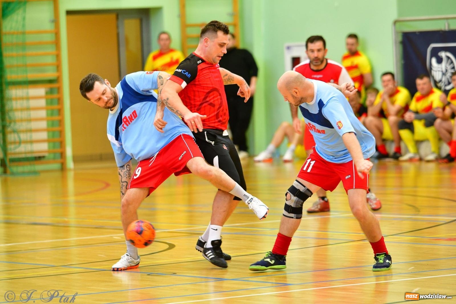 Zdjęcie w galerii na portalu naszwodzislaw.com: Rodzice młodych piłkarzy rywalizowali w hali OSiR Racibórz [FOTO] wiadomości z regionu