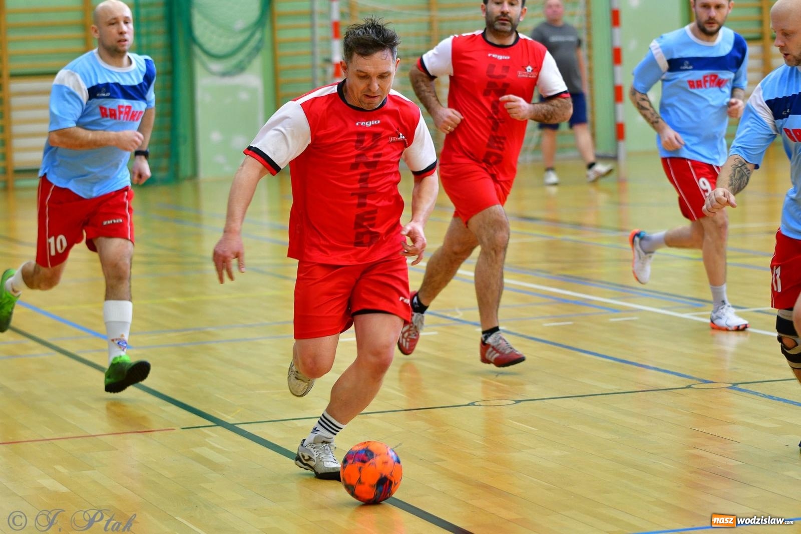 Zdjęcie w galerii na portalu naszwodzislaw.com: Rodzice młodych piłkarzy rywalizowali w hali OSiR Racibórz [FOTO] wiadomości z regionu