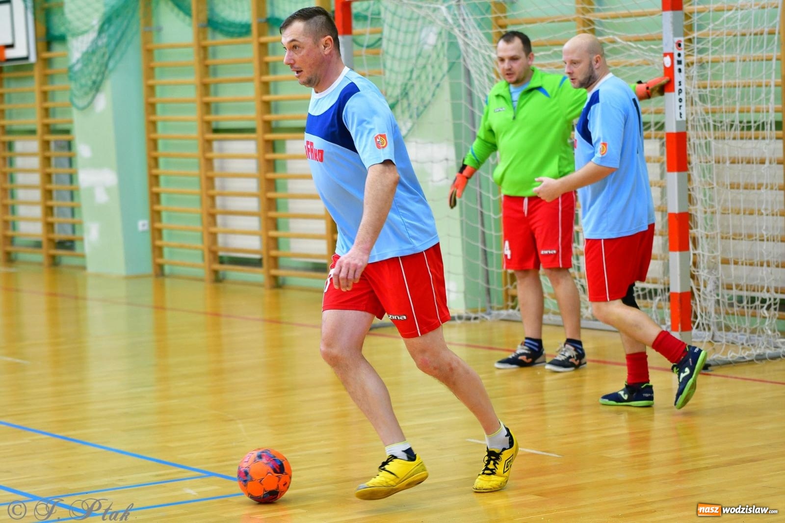 Zdjęcie w galerii na portalu naszwodzislaw.com: Rodzice młodych piłkarzy rywalizowali w hali OSiR Racibórz [FOTO] wiadomości z regionu