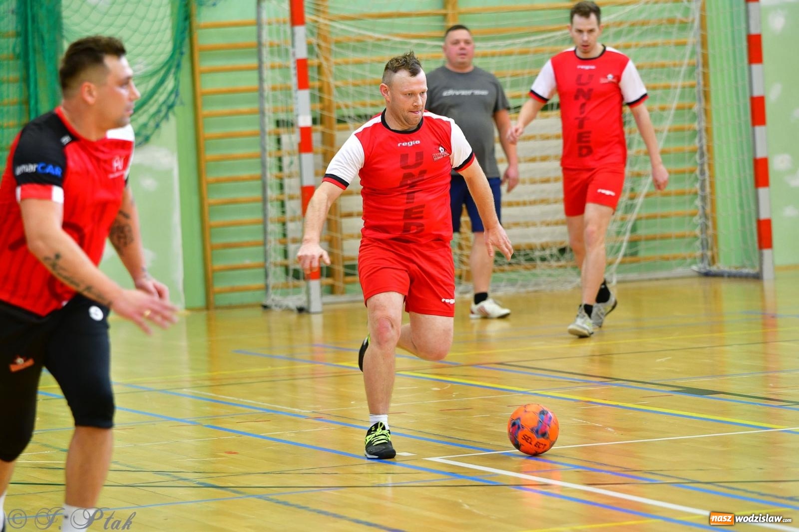 Zdjęcie w galerii na portalu naszwodzislaw.com: Rodzice młodych piłkarzy rywalizowali w hali OSiR Racibórz [FOTO] wiadomości z regionu