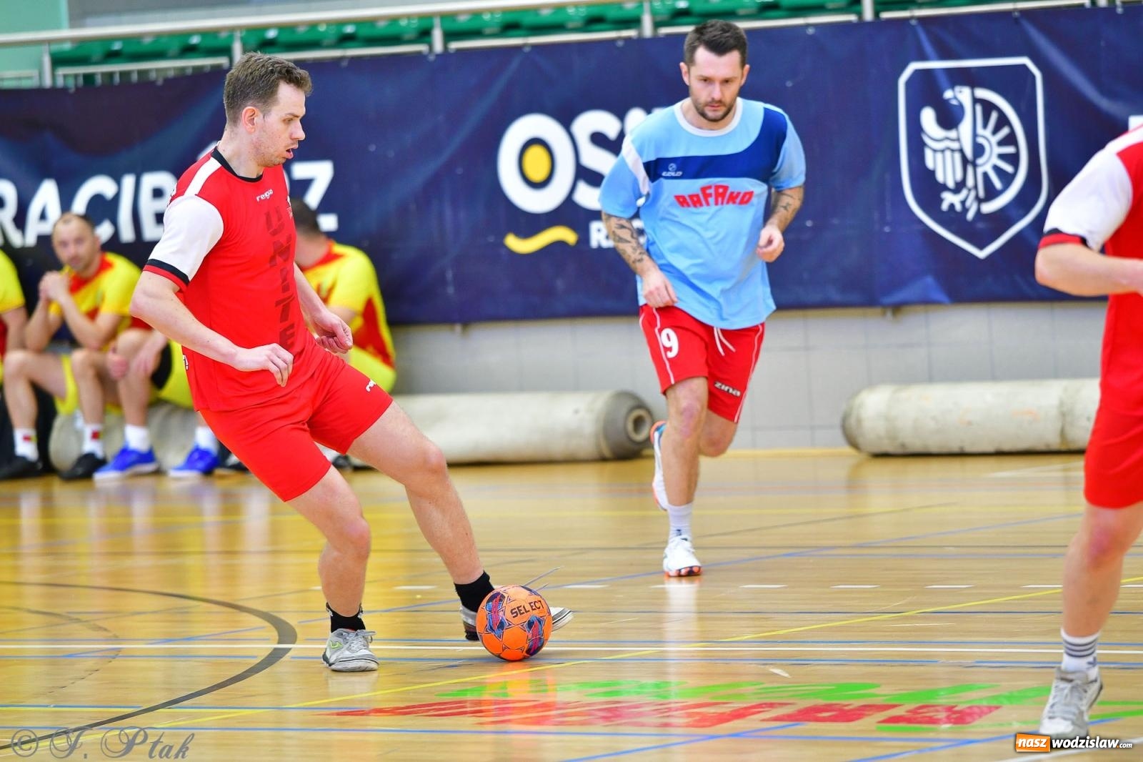 Zdjęcie w galerii na portalu naszwodzislaw.com: Rodzice młodych piłkarzy rywalizowali w hali OSiR Racibórz [FOTO] wiadomości z regionu