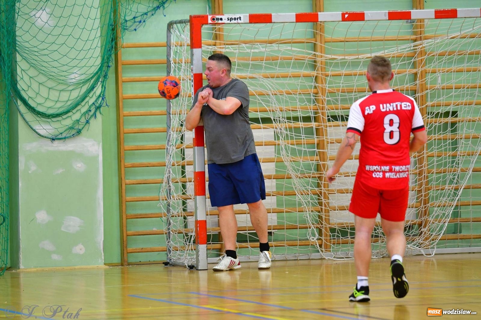 Zdjęcie w galerii na portalu naszwodzislaw.com: Rodzice młodych piłkarzy rywalizowali w hali OSiR Racibórz [FOTO] wiadomości z regionu