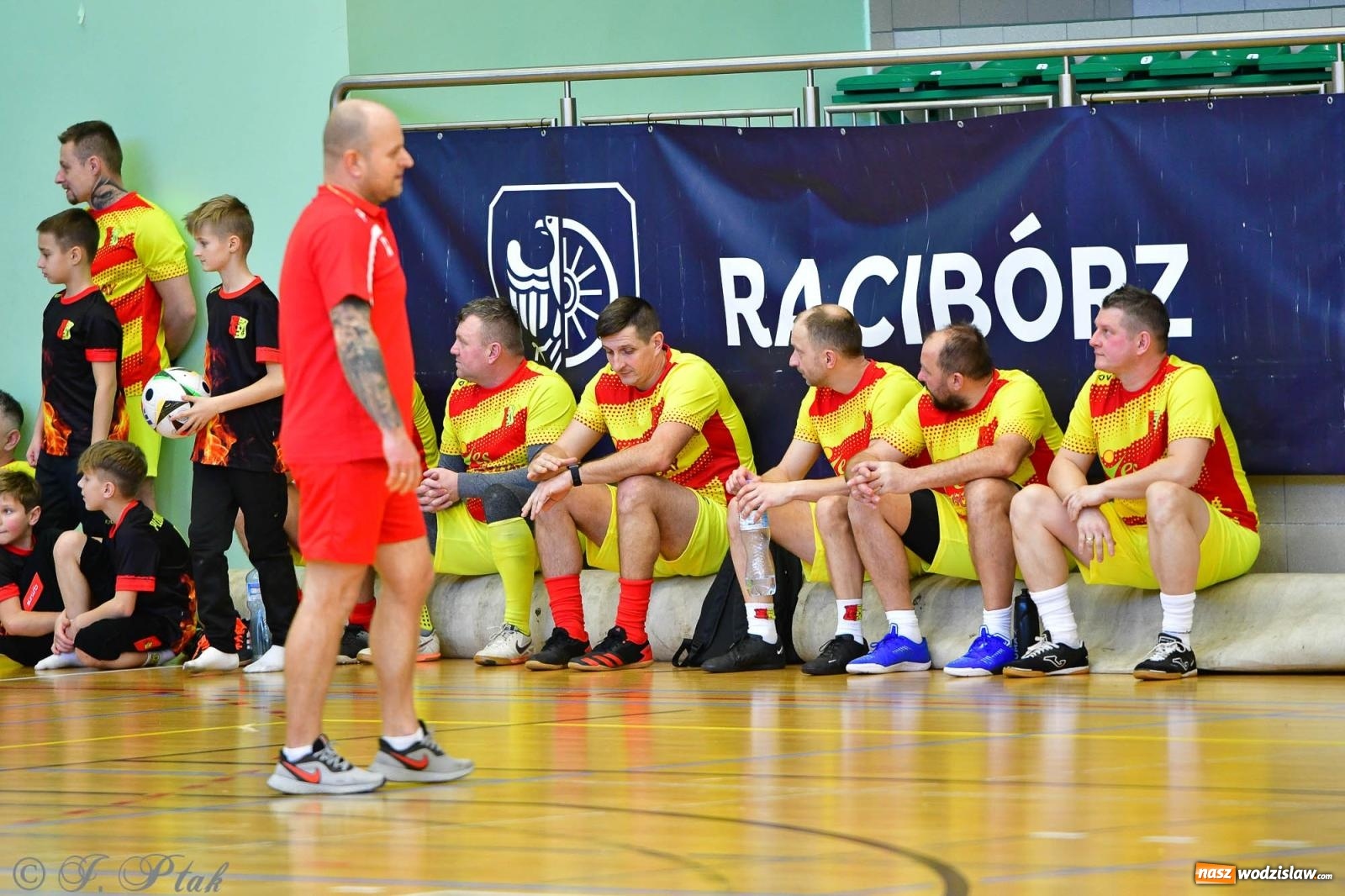 Zdjęcie w galerii na portalu naszwodzislaw.com: Rodzice młodych piłkarzy rywalizowali w hali OSiR Racibórz [FOTO] wiadomości z regionu