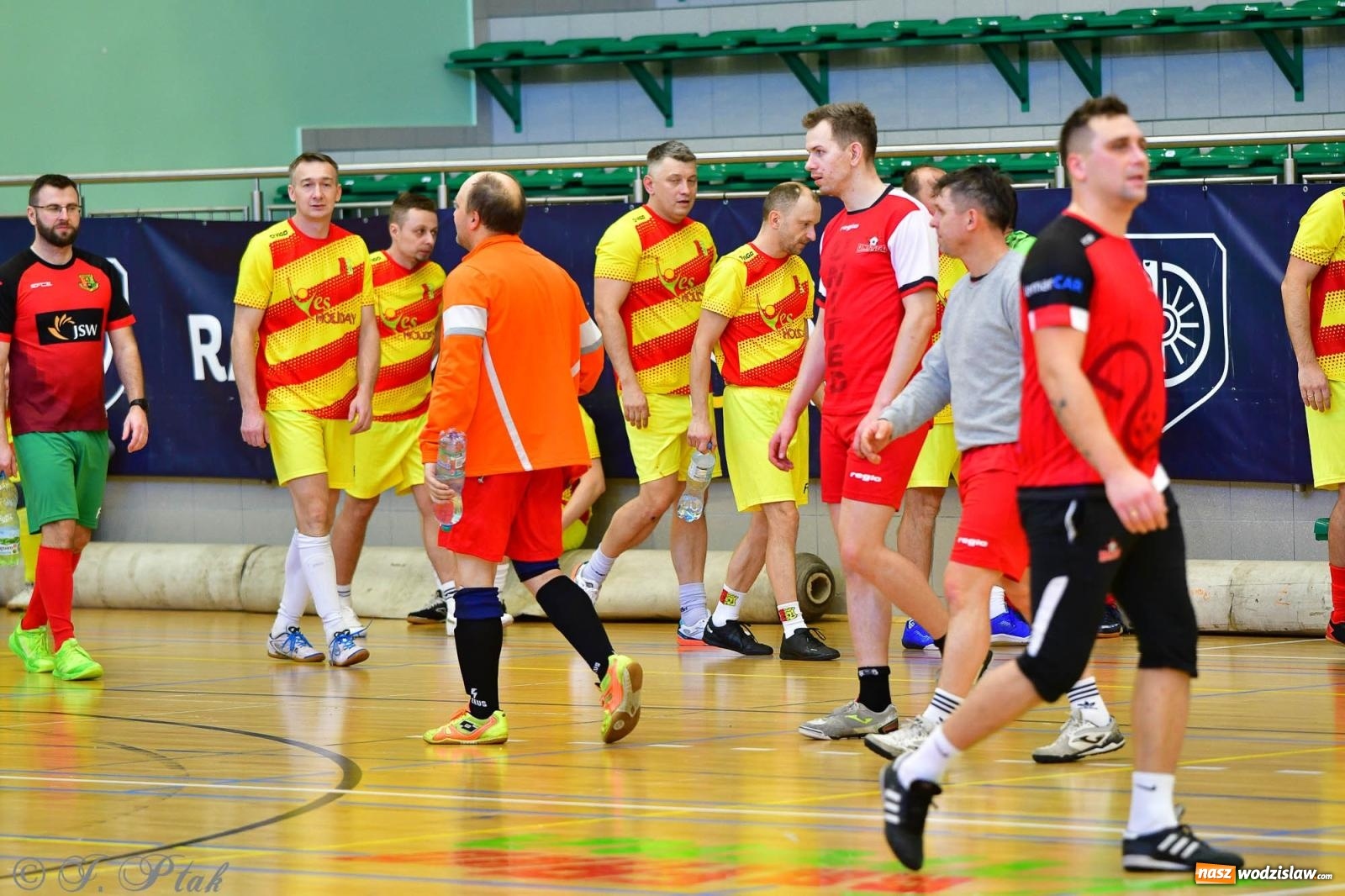 Zdjęcie w galerii na portalu naszwodzislaw.com: Rodzice młodych piłkarzy rywalizowali w hali OSiR Racibórz [FOTO] wiadomości z regionu