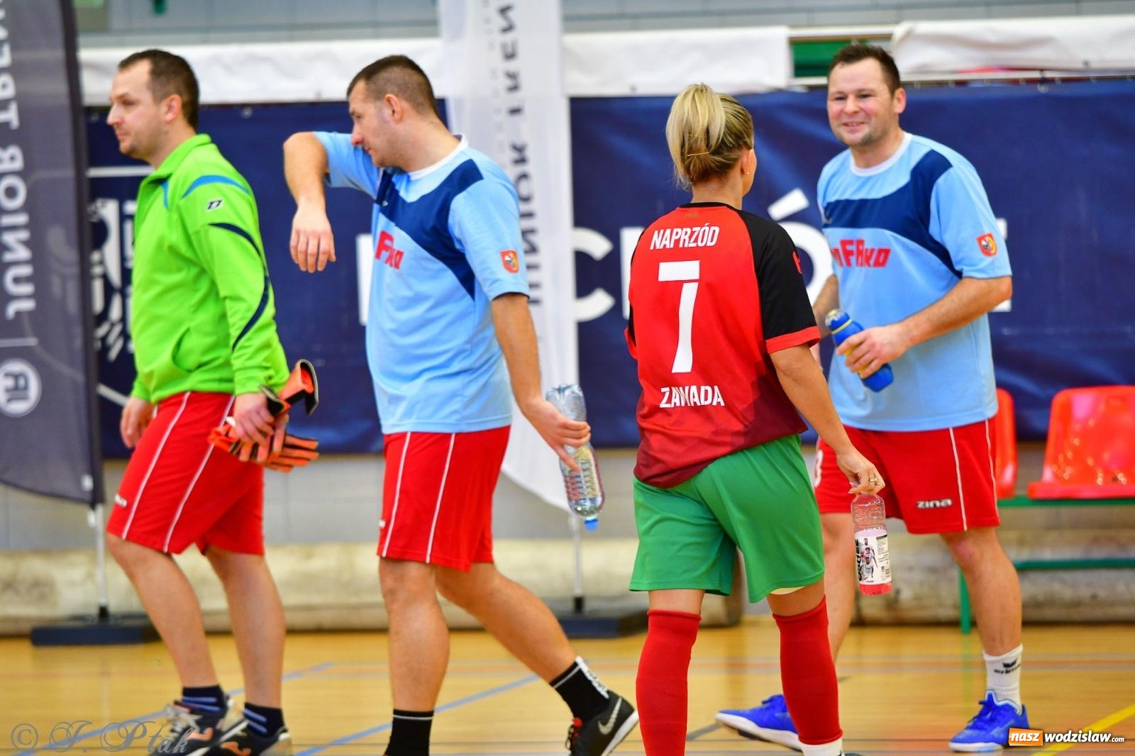 Zdjęcie w galerii na portalu naszwodzislaw.com: Rodzice młodych piłkarzy rywalizowali w hali OSiR Racibórz [FOTO] wiadomości z regionu