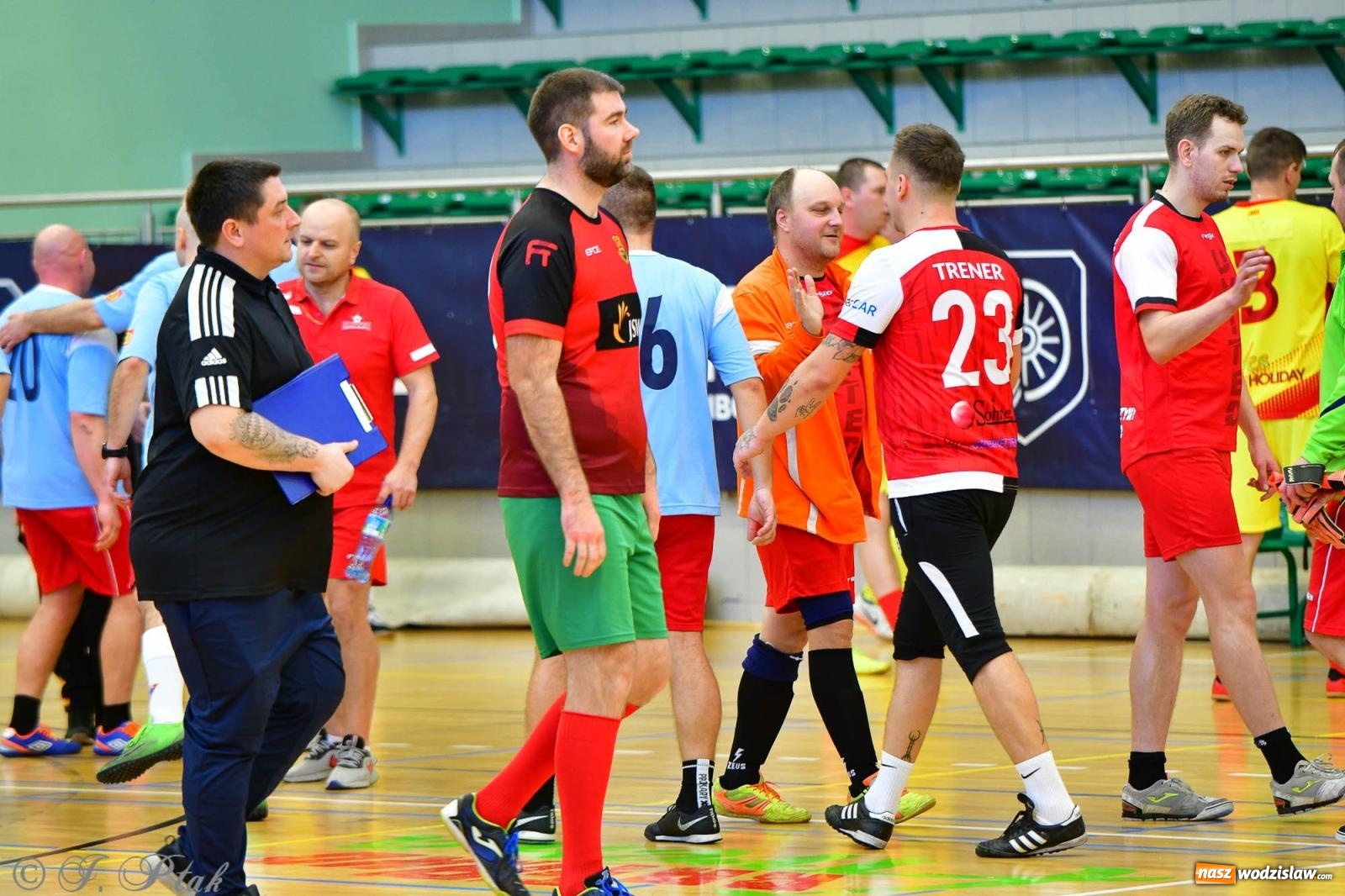 Zdjęcie w galerii na portalu naszwodzislaw.com: Rodzice młodych piłkarzy rywalizowali w hali OSiR Racibórz [FOTO] wiadomości z regionu