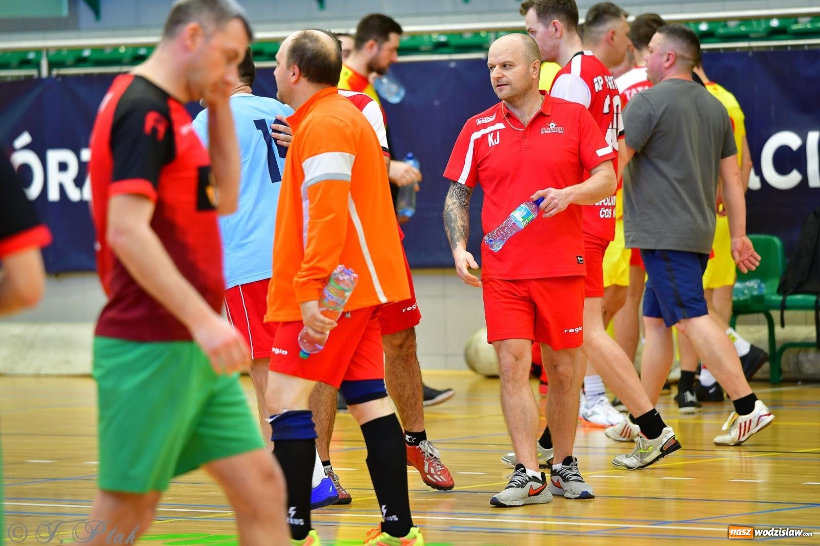 Zdjęcie w galerii na portalu naszwodzislaw.com: Rodzice młodych piłkarzy rywalizowali w hali OSiR Racibórz [FOTO] wiadomości z regionu