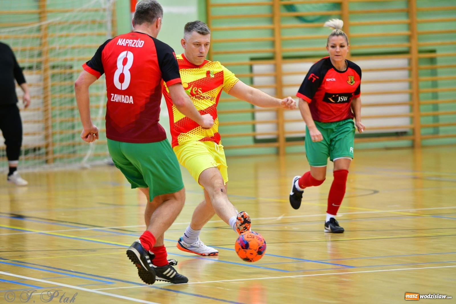 Zdjęcie w galerii na portalu naszwodzislaw.com: Rodzice młodych piłkarzy rywalizowali w hali OSiR Racibórz [FOTO] wiadomości z regionu