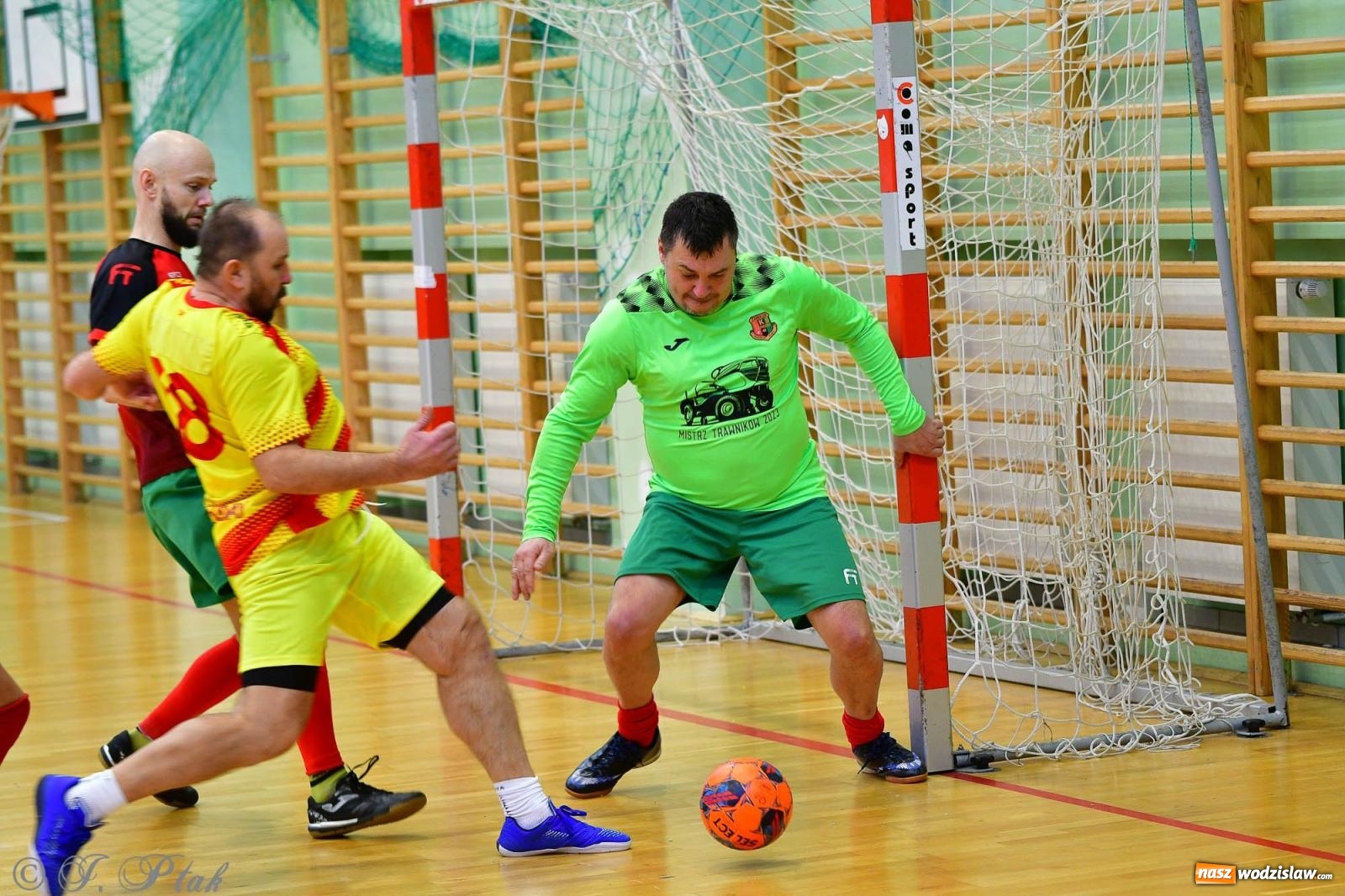 Zdjęcie w galerii na portalu naszwodzislaw.com: Rodzice młodych piłkarzy rywalizowali w hali OSiR Racibórz [FOTO] wiadomości z regionu