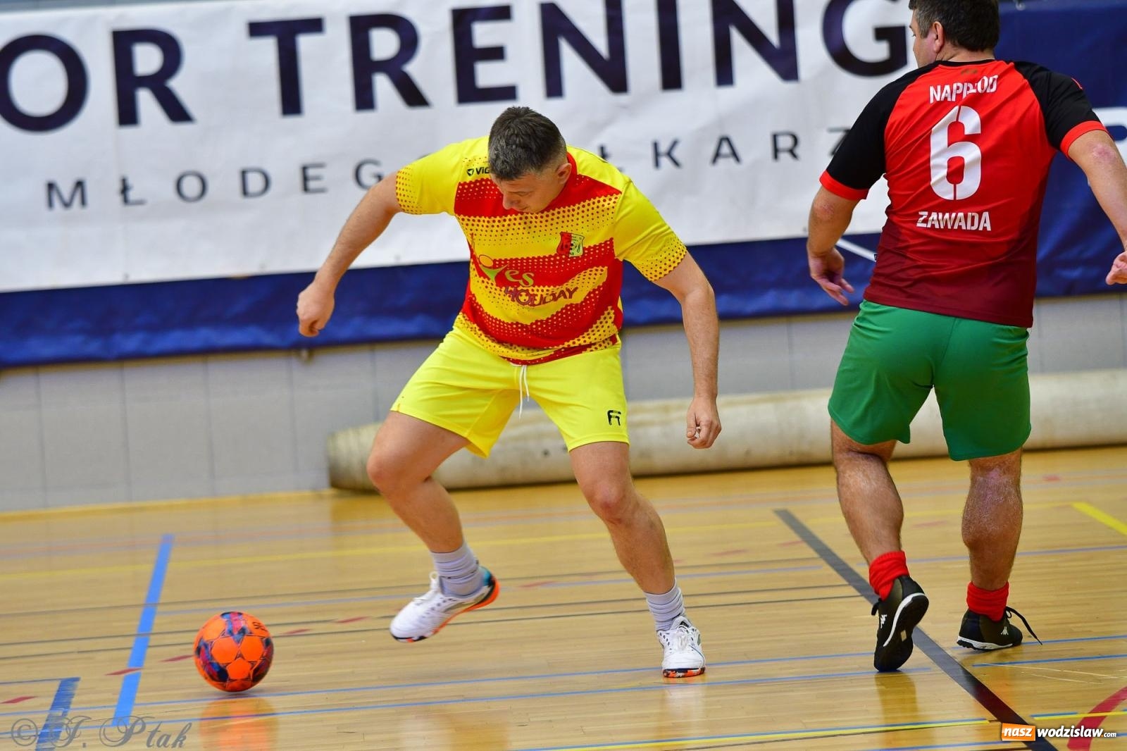 Zdjęcie w galerii na portalu naszwodzislaw.com: Rodzice młodych piłkarzy rywalizowali w hali OSiR Racibórz [FOTO] wiadomości z regionu