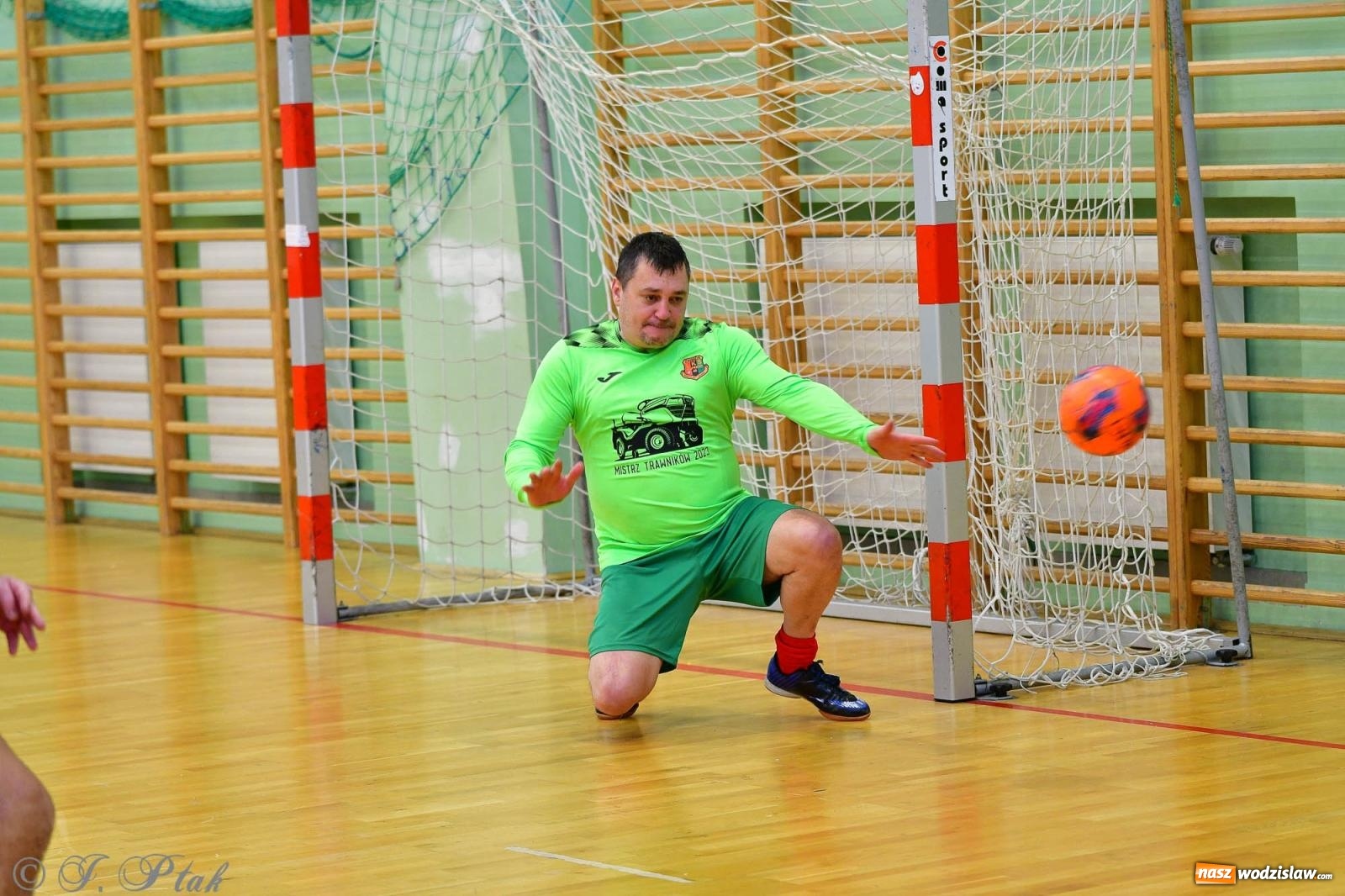 Zdjęcie w galerii na portalu naszwodzislaw.com: Rodzice młodych piłkarzy rywalizowali w hali OSiR Racibórz [FOTO] wiadomości z regionu