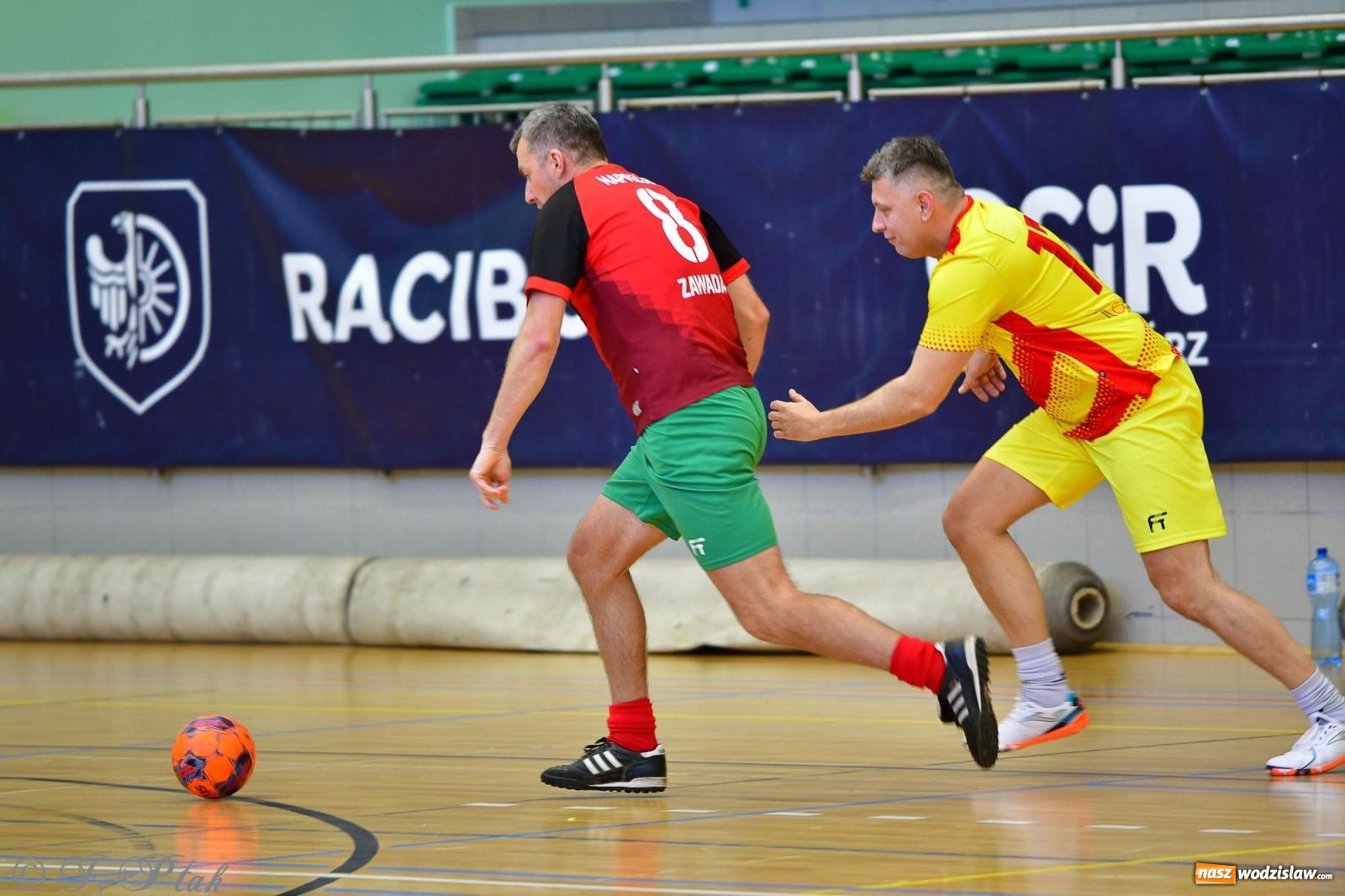 Zdjęcie w galerii na portalu naszwodzislaw.com: Rodzice młodych piłkarzy rywalizowali w hali OSiR Racibórz [FOTO] wiadomości z regionu