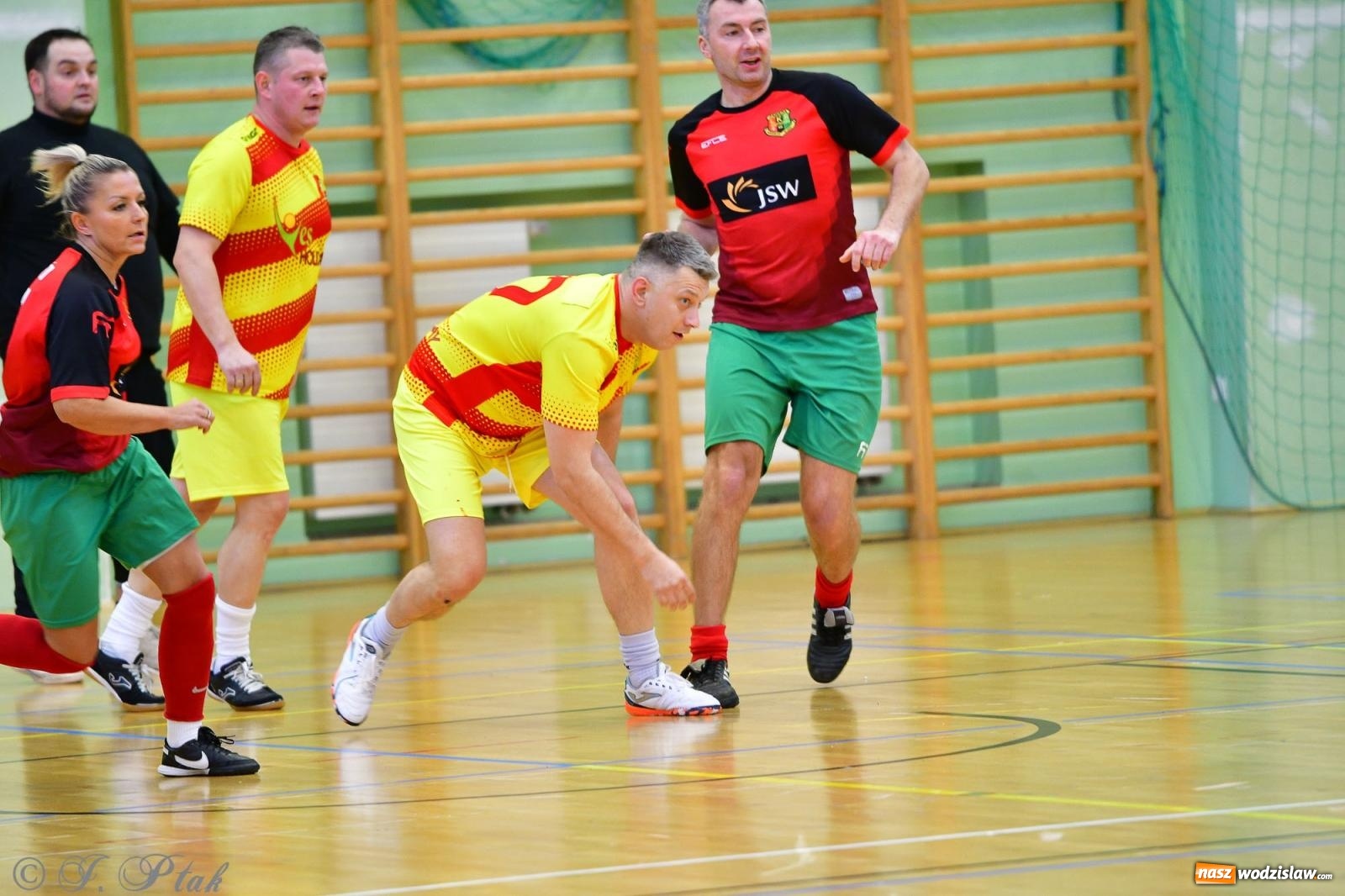 Zdjęcie w galerii na portalu naszwodzislaw.com: Rodzice młodych piłkarzy rywalizowali w hali OSiR Racibórz [FOTO] wiadomości z regionu