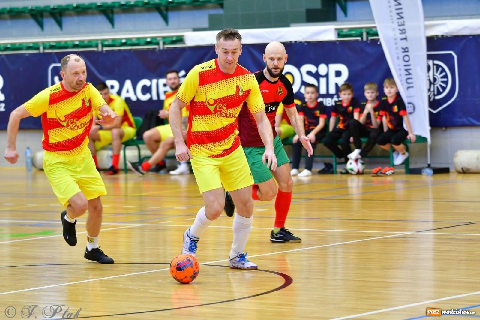 Zdjęcie w galerii na portalu naszwodzislaw.com: Rodzice młodych piłkarzy rywalizowali w hali OSiR Racibórz [FOTO] wiadomości z regionu