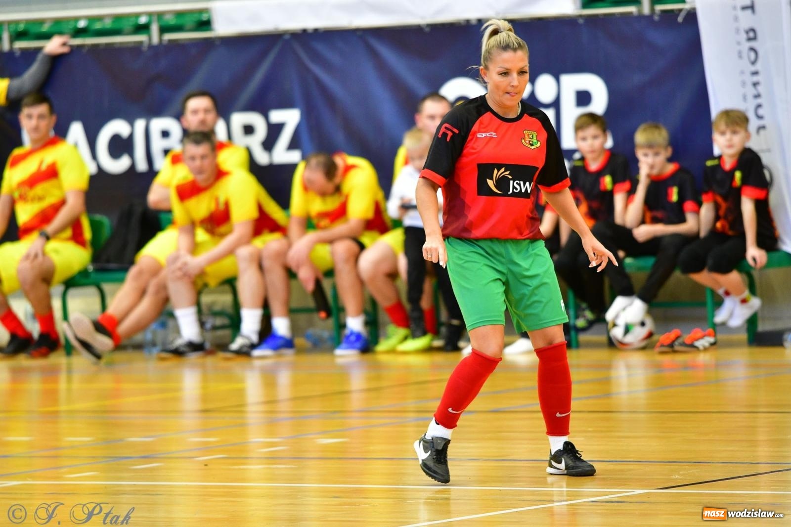 Zdjęcie w galerii na portalu naszwodzislaw.com: Rodzice młodych piłkarzy rywalizowali w hali OSiR Racibórz [FOTO] wiadomości z regionu