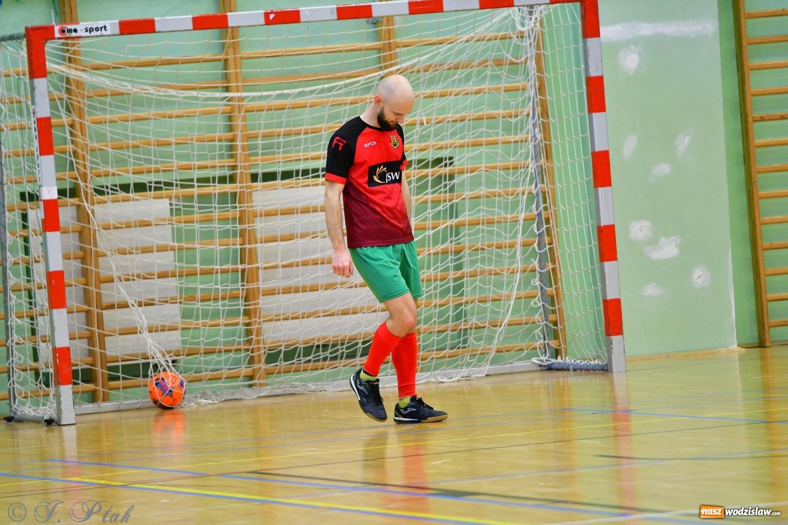 Zdjęcie w galerii na portalu naszwodzislaw.com: Rodzice młodych piłkarzy rywalizowali w hali OSiR Racibórz [FOTO] wiadomości z regionu