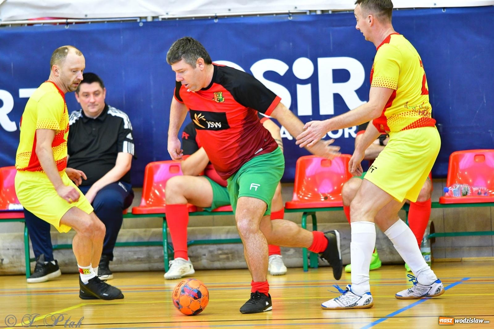 Zdjęcie w galerii na portalu naszwodzislaw.com: Rodzice młodych piłkarzy rywalizowali w hali OSiR Racibórz [FOTO] wiadomości z regionu