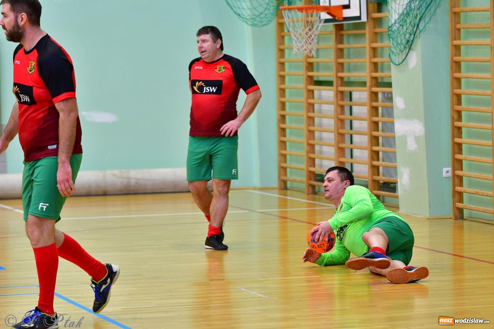 Zdjęcie w galerii na portalu naszwodzislaw.com: Rodzice młodych piłkarzy rywalizowali w hali OSiR Racibórz [FOTO] wiadomości z regionu