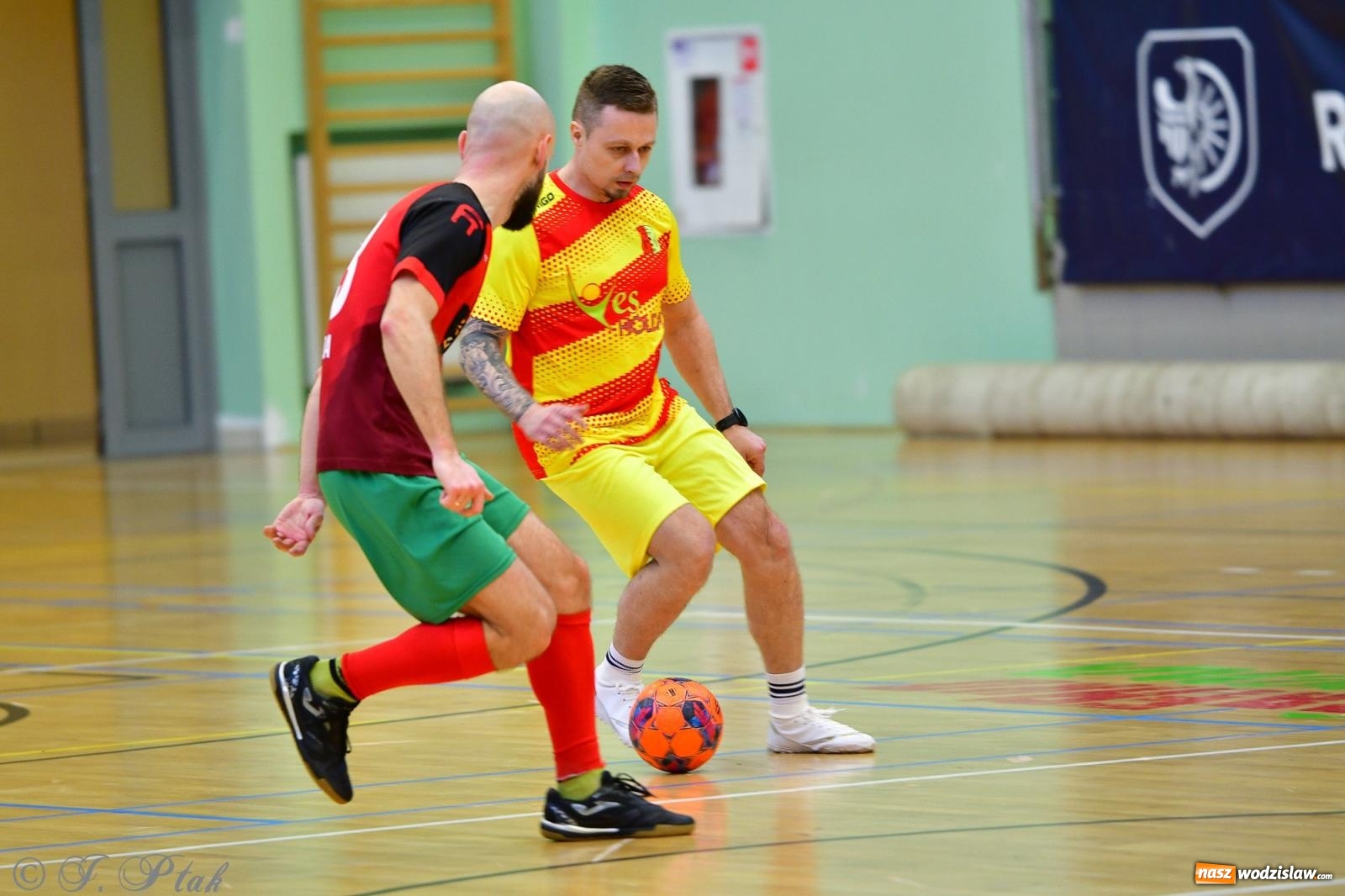 Zdjęcie w galerii na portalu naszwodzislaw.com: Rodzice młodych piłkarzy rywalizowali w hali OSiR Racibórz [FOTO] wiadomości z regionu