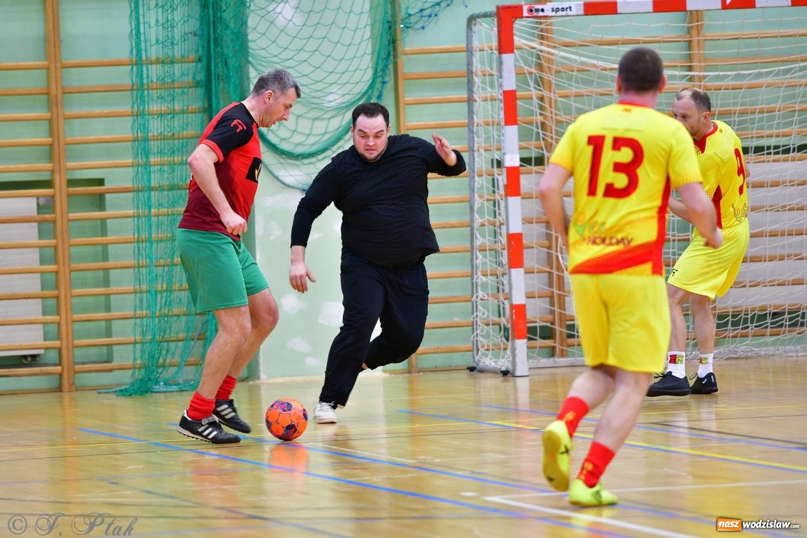 Zdjęcie w galerii na portalu naszwodzislaw.com: Rodzice młodych piłkarzy rywalizowali w hali OSiR Racibórz [FOTO] wiadomości z regionu