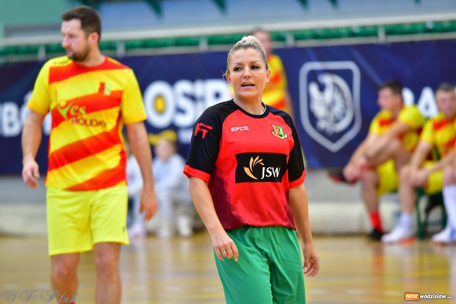 Zdjęcie w galerii na portalu naszwodzislaw.com: Rodzice młodych piłkarzy rywalizowali w hali OSiR Racibórz [FOTO] wiadomości z regionu