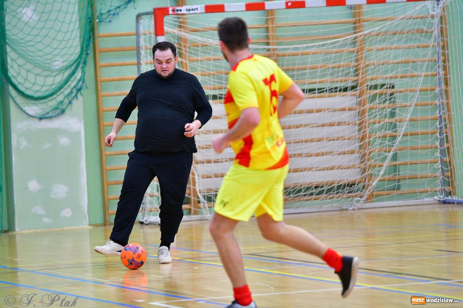 Zdjęcie w galerii na portalu naszwodzislaw.com: Rodzice młodych piłkarzy rywalizowali w hali OSiR Racibórz [FOTO] wiadomości z regionu