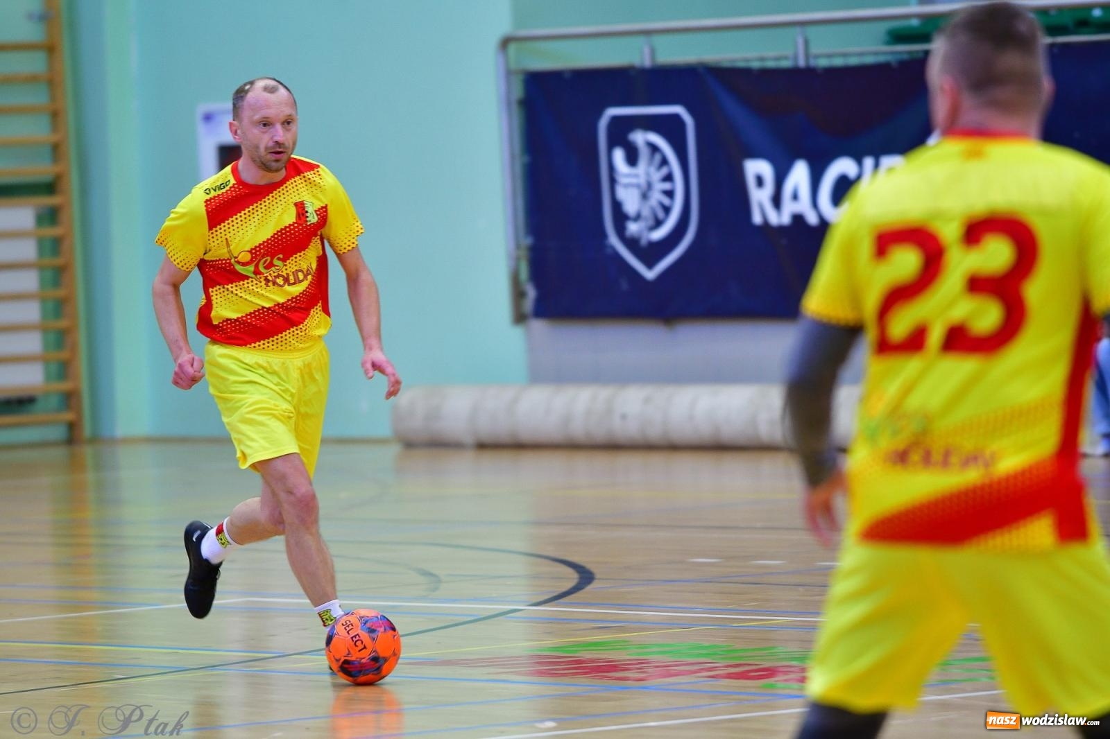 Zdjęcie w galerii na portalu naszwodzislaw.com: Rodzice młodych piłkarzy rywalizowali w hali OSiR Racibórz [FOTO] wiadomości z regionu